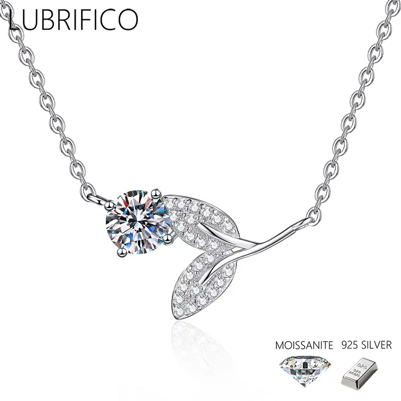 1.0 Ct D Color Moissanite Leaf Shape Necklace 925 Sterling Silver Lab Diamond Pendant Women Gifts Wedding Fine Jewelry Party
1.0 Ct D Color Moissanite Leaf Shape Necklace 925 Sterling Silver Lab Diamond Pendant Women Gifts Wedding Fine Jewelry Party