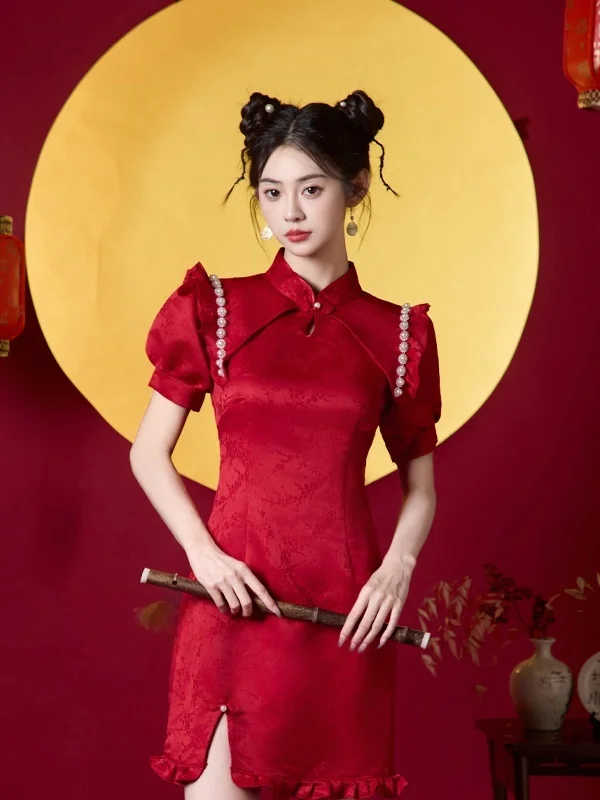 Красное китайское платье-ципао с коротким рукавом для женщин, дышащее, для повседневной носки, летнее, модное
Красное китайское платье-ципао с коротким рукавом для женщин, дышащее, для повседневной носки, летнее, модное
