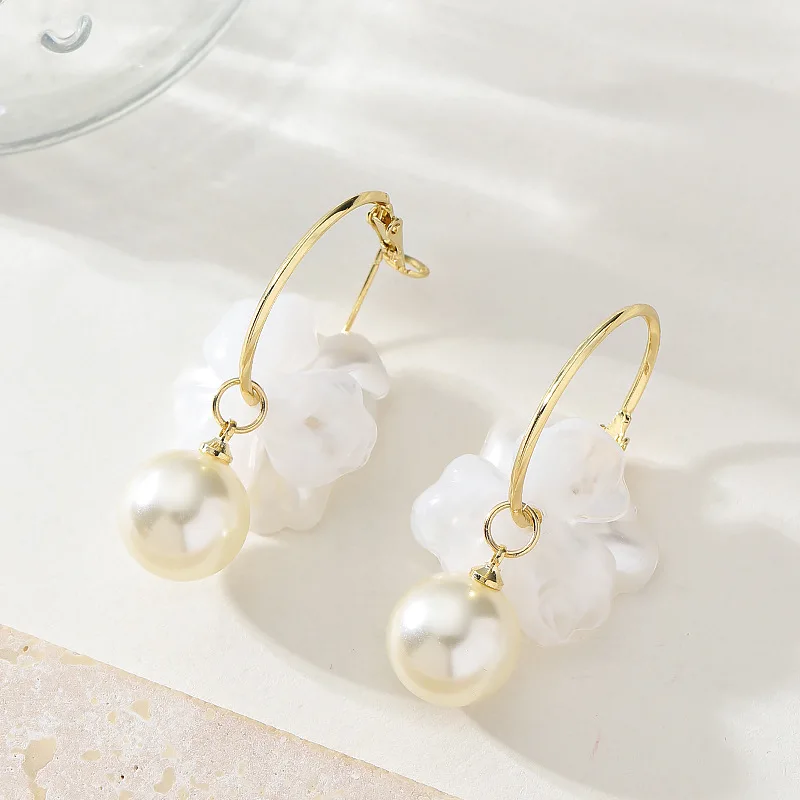 Fashionable and exquisite fairy style three-dimensional flower pearl earrings light luxury simple high-end commuter earrings
Fashionable and exquisite fairy style three-dimensional flower pearl earrings light luxury simple high-end commuter earrings