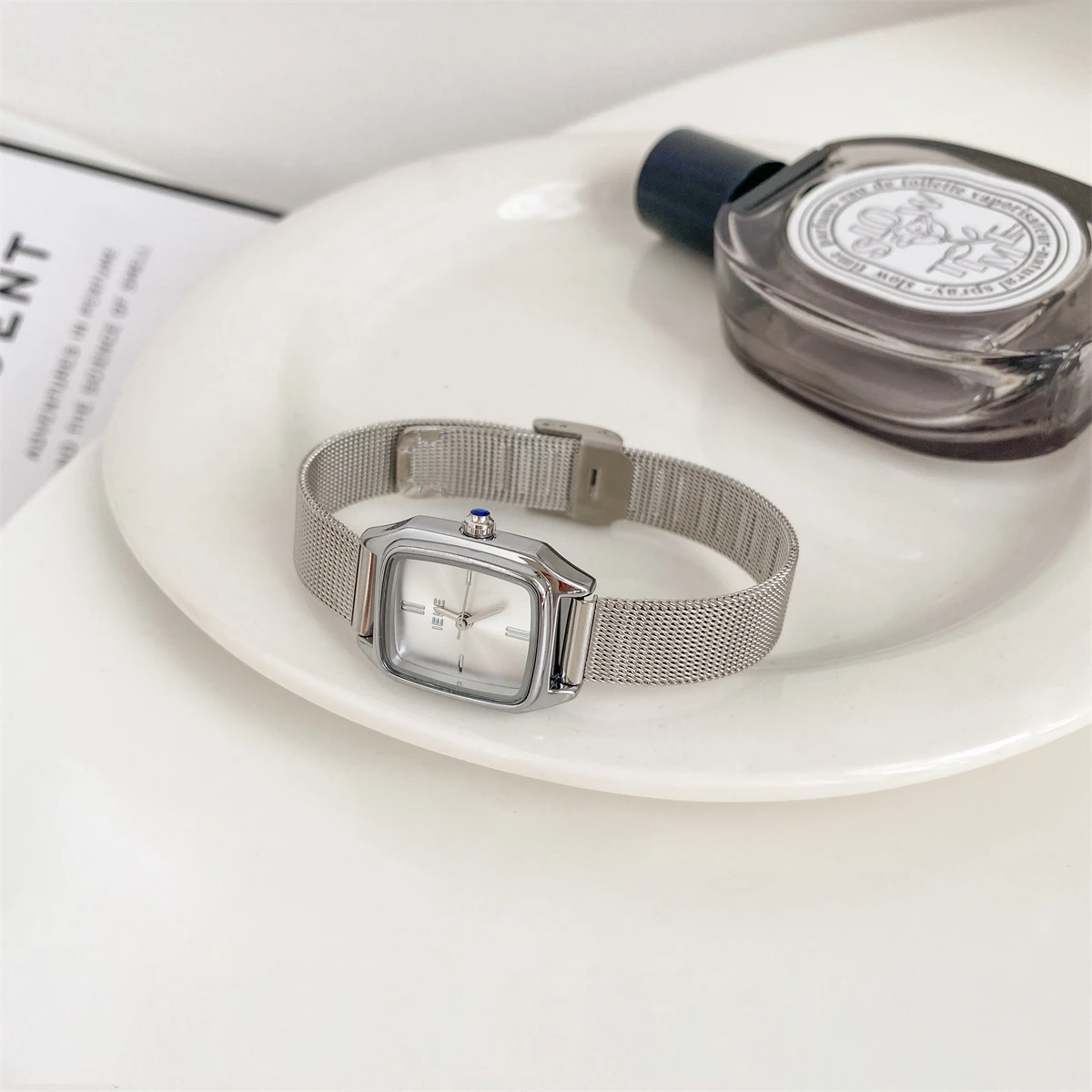 New Luxury Square Women'S Watch, Simple And Stylish With A Sophisticated Feel, Exquisite And Versatile Steel Band Quartz Watch.
New Luxury Square Women'S Watch, Simple And Stylish With A Sophisticated Feel, Exquisite And Versatile Steel Band Quartz Watch.