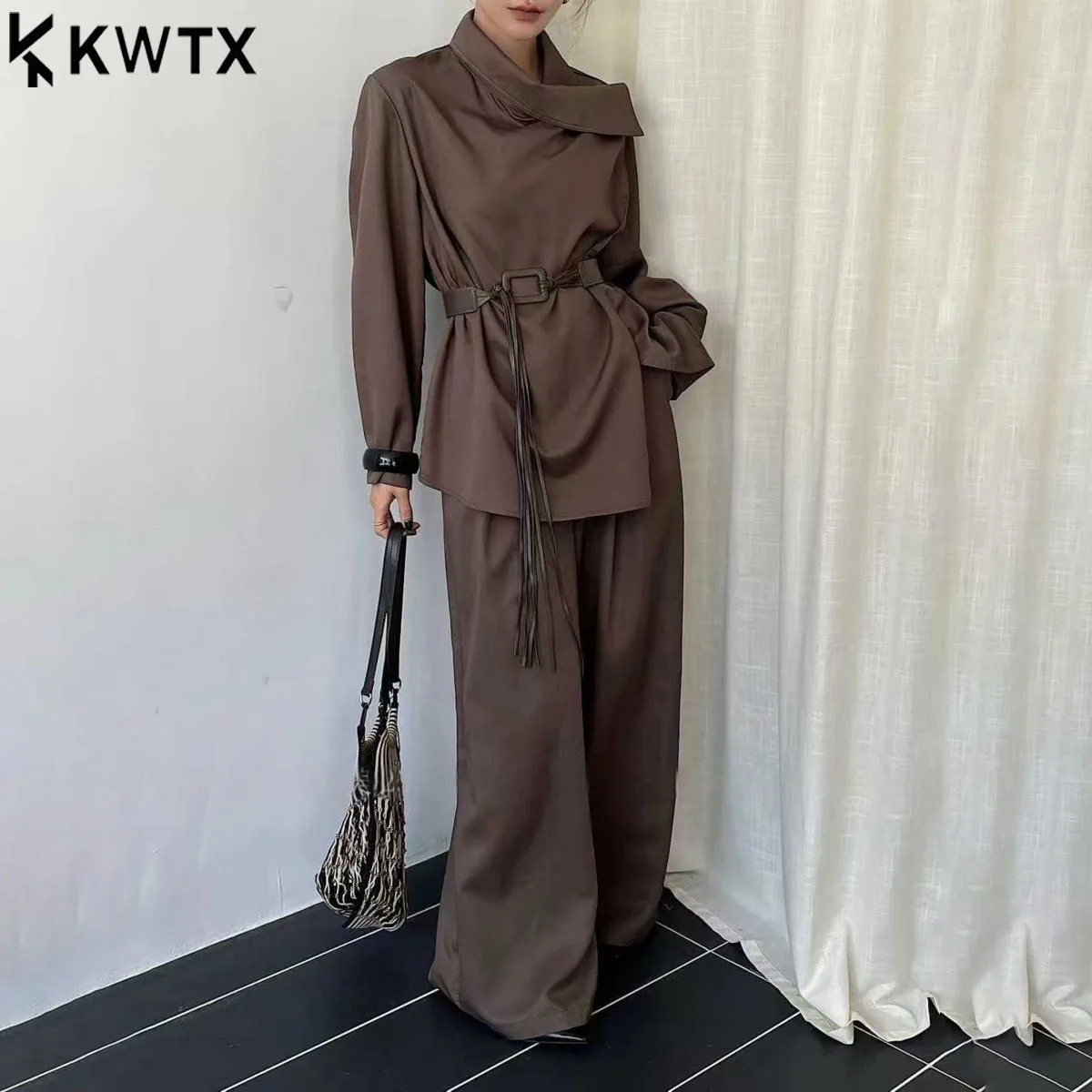 KWTX женский комплект из 2 предметов, пуловер с асимметричным воротником, топ, широкие брюки, повседневный шикарный легкий роскошный облегающий наряд на весну и лето
KWTX женский комплект из 2 предметов, пуловер с асимметричным воротником, топ, широкие брюки, повседневный шикарный легкий роскошный облегающий наряд на весну и лето