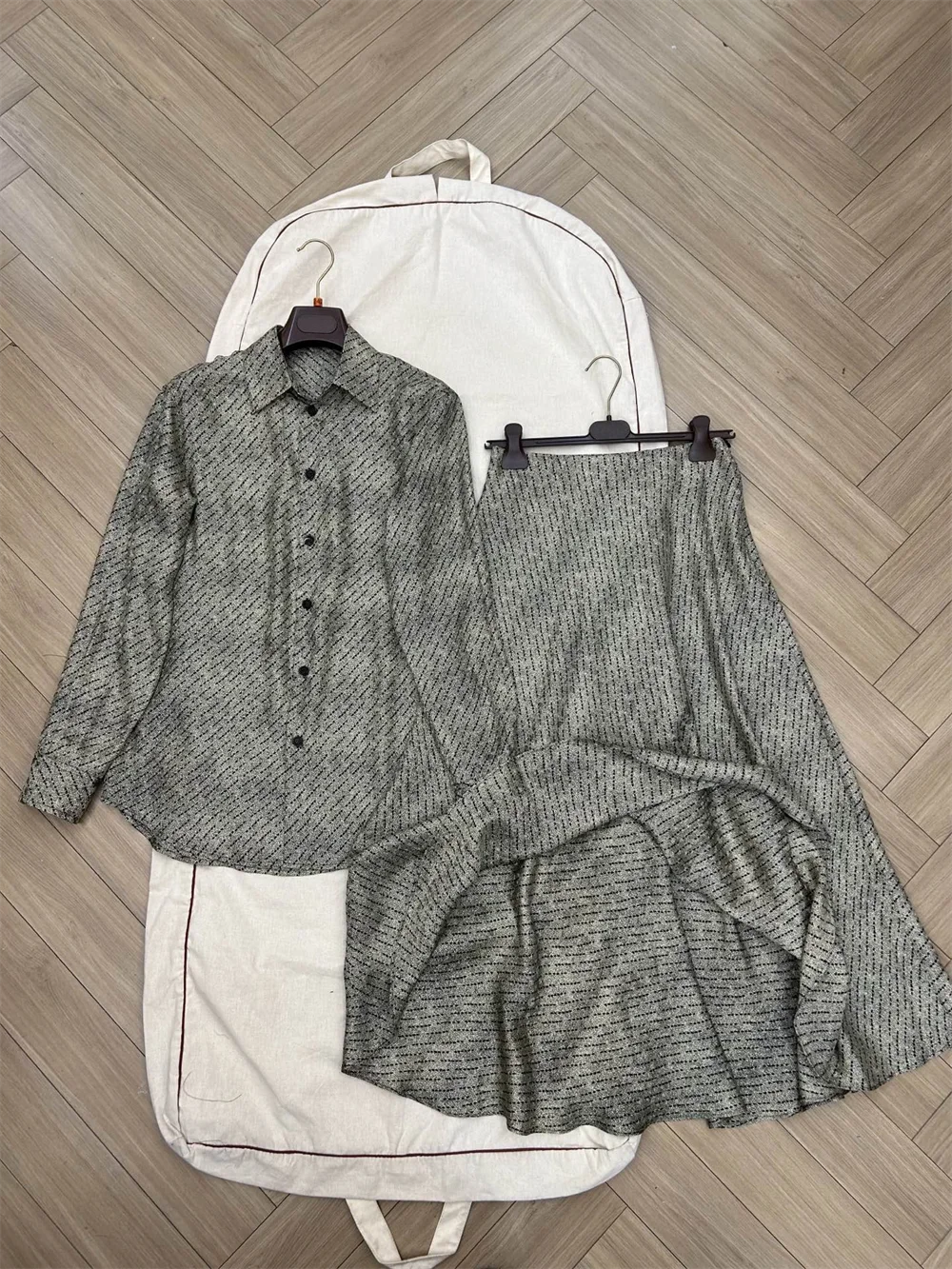 Women's 2026 Spring/Summer New High-Quality Stylish Loose-Fit Printed Silk 2 Piece Set
Women's 2026 Spring/Summer New High-Quality Stylish Loose-Fit Printed Silk 2 Piece Set