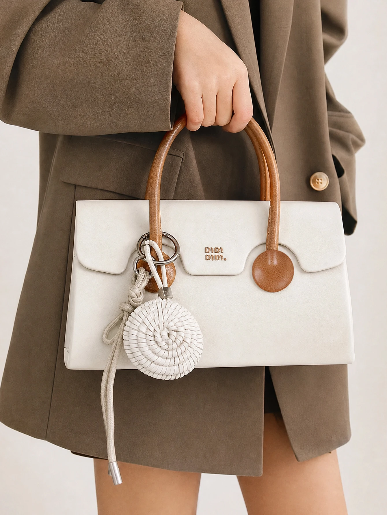 2026 fashion new summer portable small square bag box bag exquisite Joker ladies handbag Korean minority design contrast color o
2026 fashion new summer portable small square bag box bag exquisite Joker ladies handbag Korean minority design contrast color o