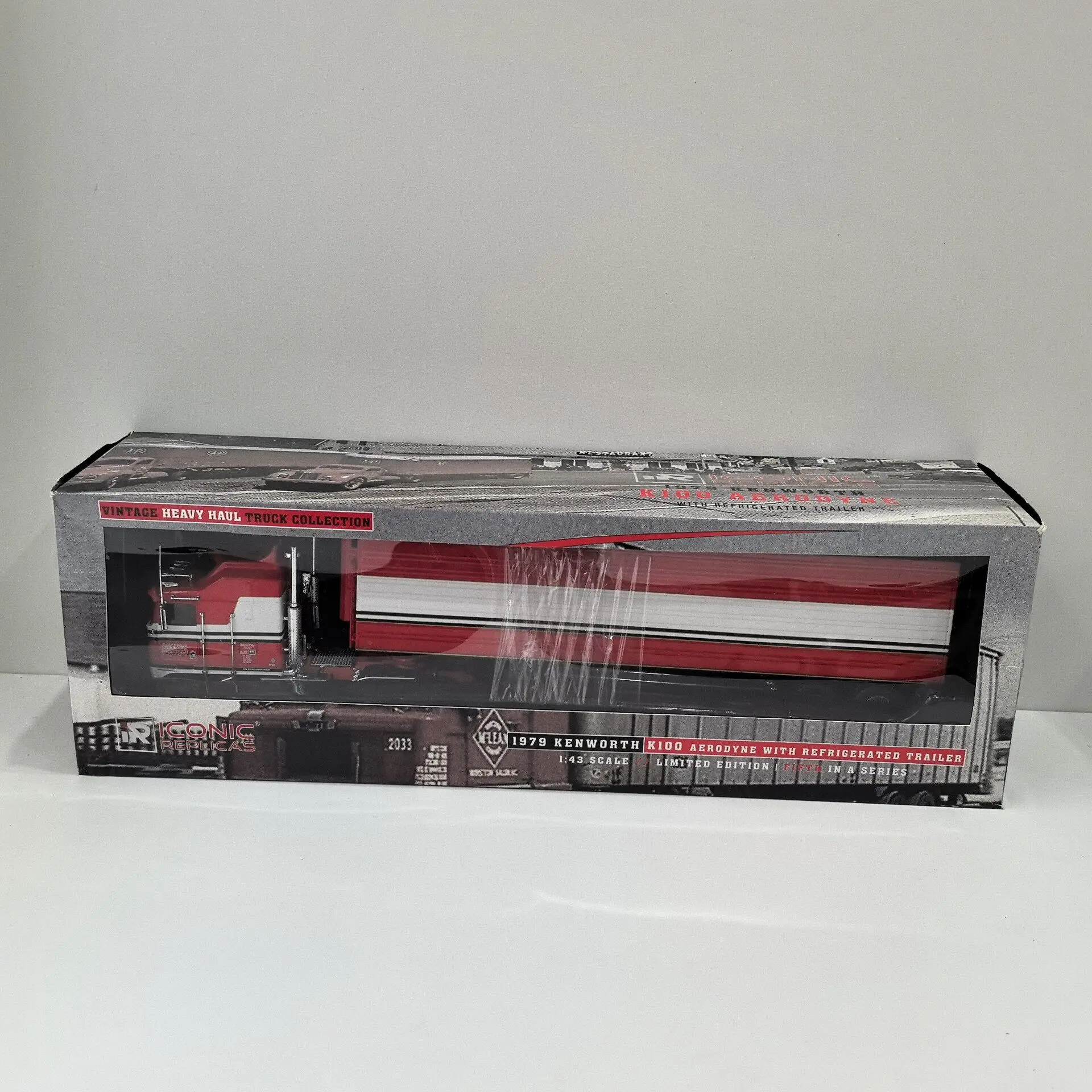 Box Old Diecast IR 1/43 Scale KENWORTH K100 AERODYNE 1979 Trailer Truck Front Alloy Car Plastic Alloy Car Model
Box Old Diecast IR 1/43 Scale KENWORTH K100 AERODYNE 1979 Trailer Truck Front Alloy Car Plastic Alloy Car Model