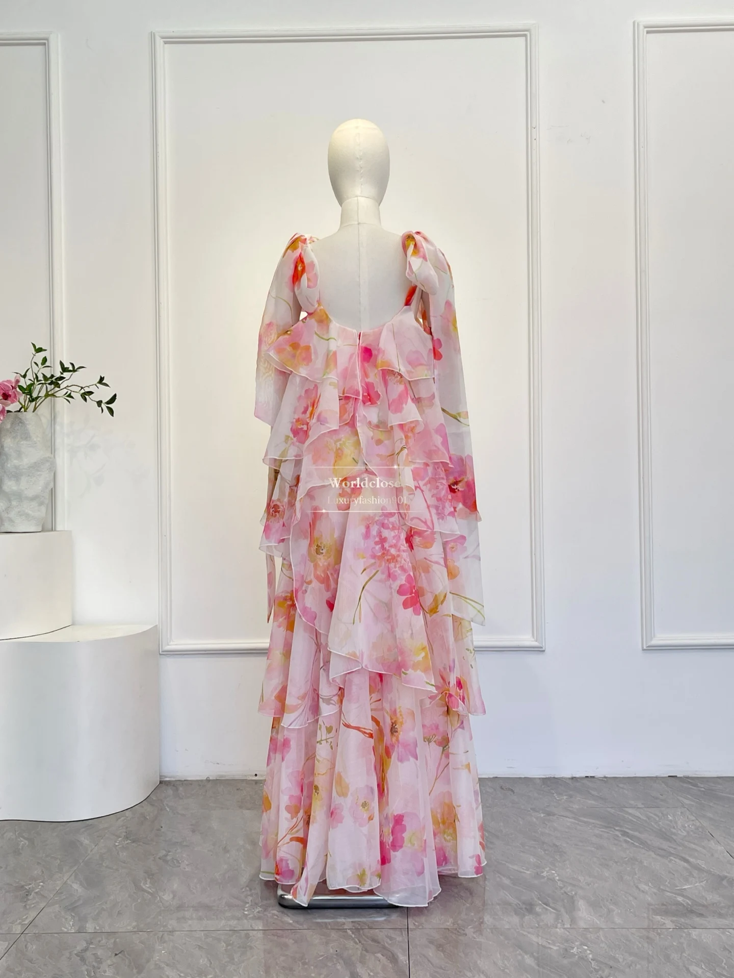 Розовое шифоновое платье макси с цветочным принтом, V-образным вырезом, многоярусными оборками, без рукавов и асимметричным подолом
Розовое шифоновое платье макси с цветочным принтом, V-образным вырезом, многоярусными оборками, без рукавов и асимметричным подолом