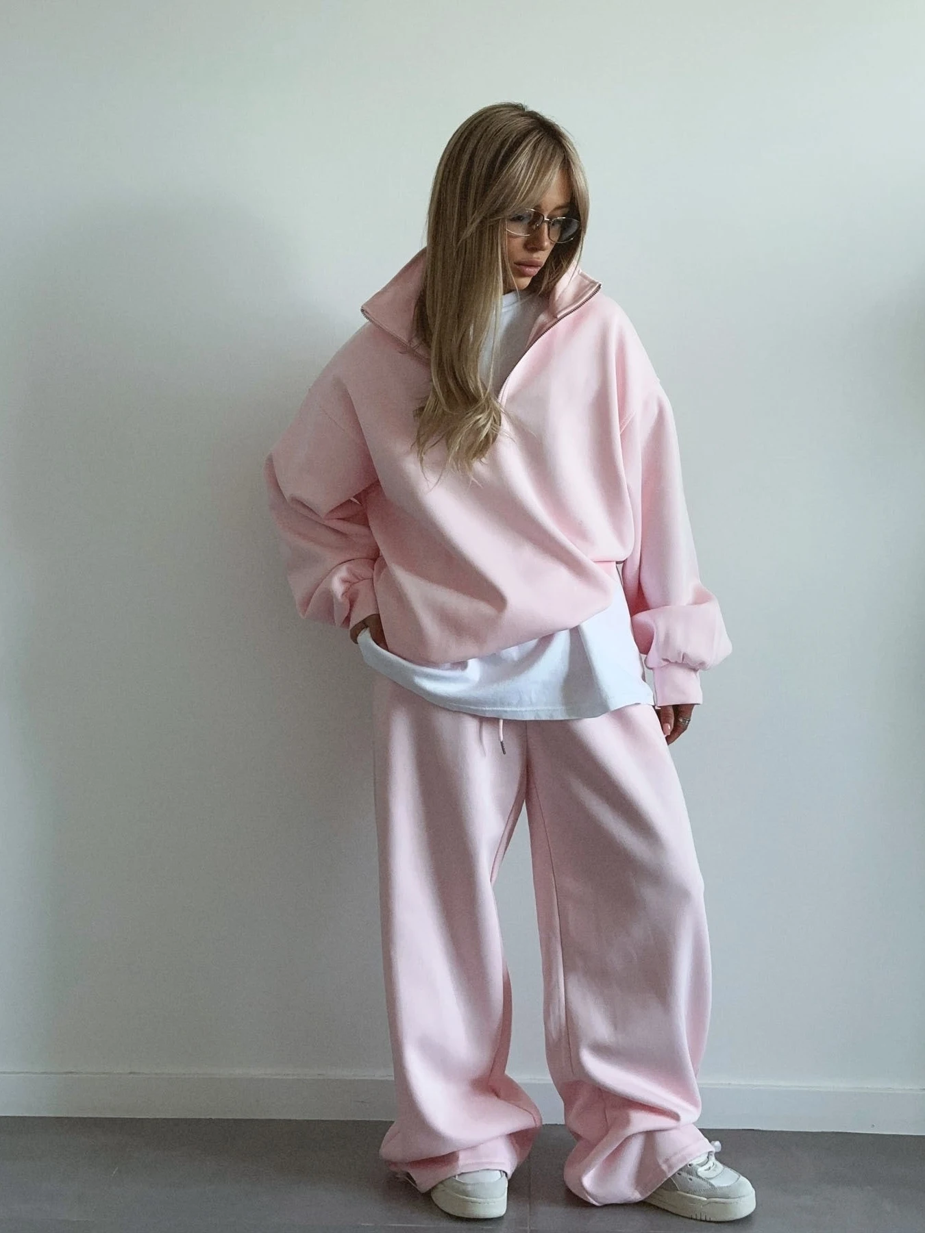 Fashionable Casual Loose Half Zip Top And Pants Set Long Sleeve Autumn Outfit for Men And Women European Style Loose Fit
Fashionable Casual Loose Half Zip Top And Pants Set Long Sleeve Autumn Outfit for Men And Women European Style Loose Fit