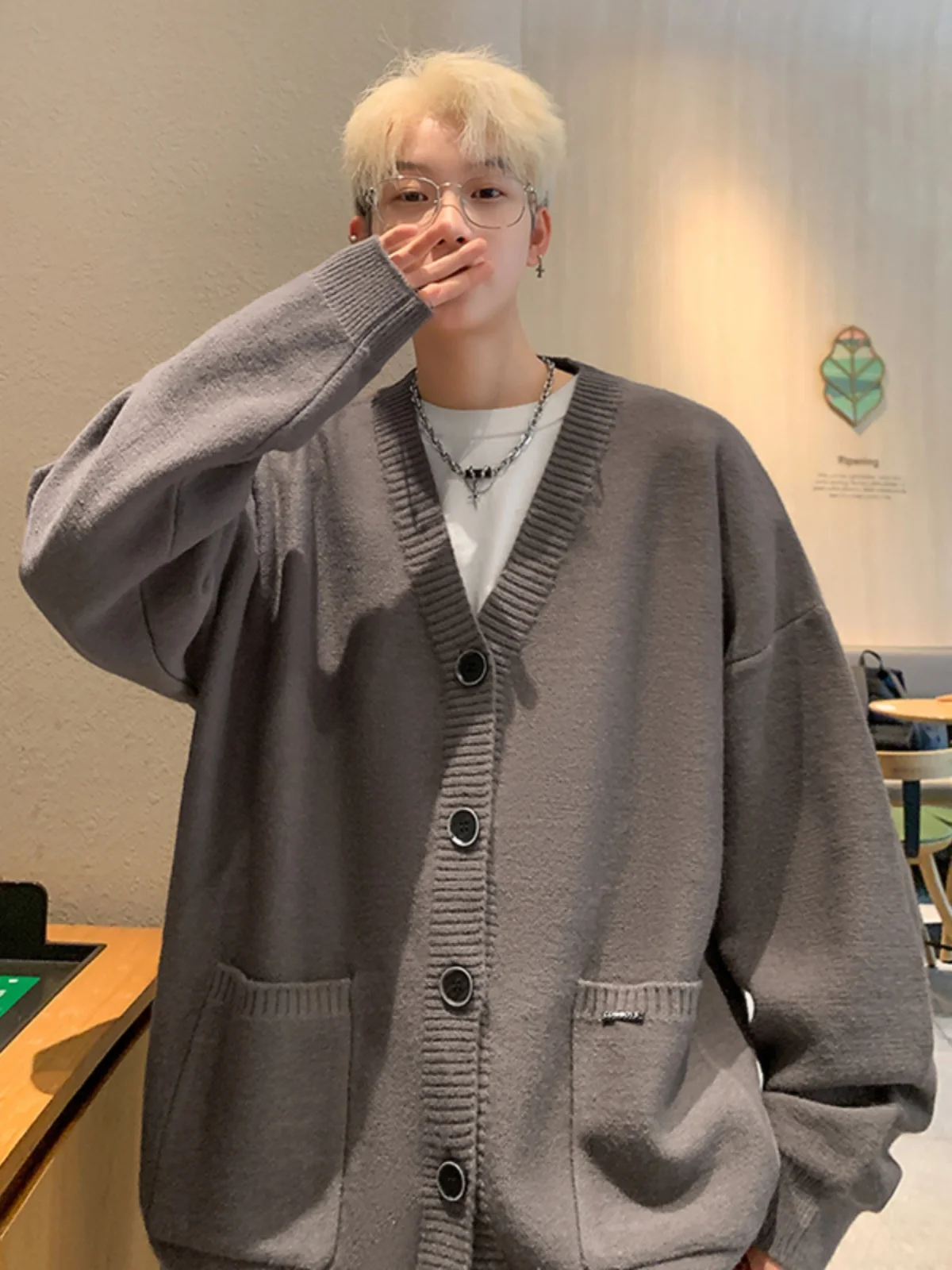 Осенний новый однотонный вязаный открытый кардиган с v-образным вырезом, мужской свободный винтажный вязаный свитер Lazy Sle в американском стиле
Осенний новый однотонный вязаный открытый кардиган с v-образным вырезом, мужской свободный винтажный вязаный свитер Lazy Sle в американском стиле