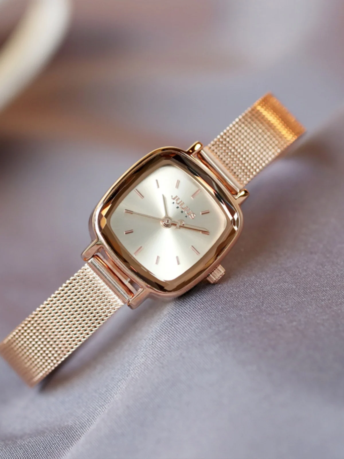 Elegant women's wristwatch, square-shaped women's watch, student-style luxury watch, high-end mesh strap women's watch.
Elegant women's wristwatch, square-shaped women's watch, student-style luxury watch, high-end mesh strap women's watch.