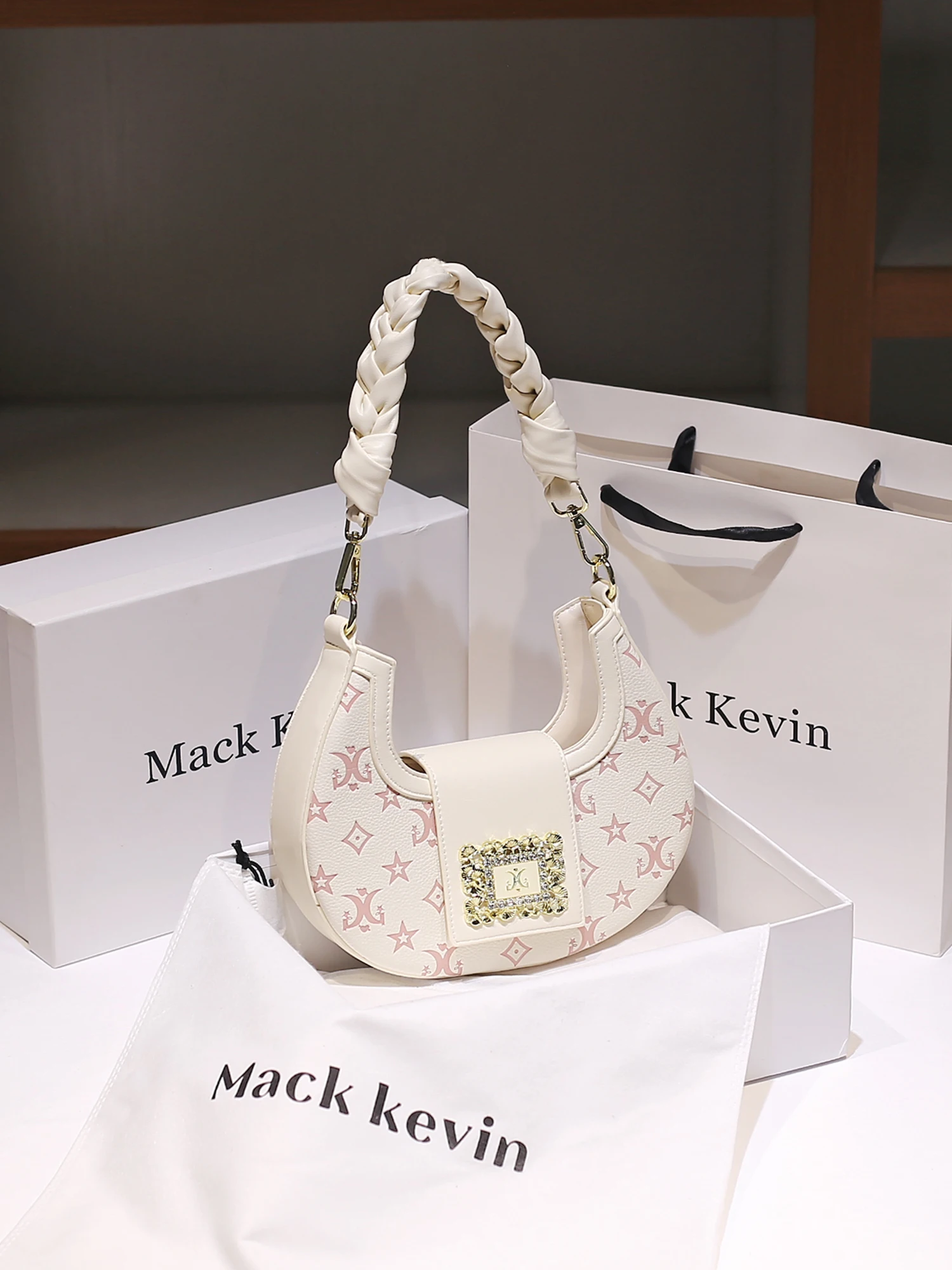 Роскошные и оригинальные дизайнерские сумки с нежным ромбовидным замком и буквенным принтом. Популярная и классическая женская сумка на плечо.
Роскошные и оригинальные дизайнерские сумки с нежным ромбовидным замком и буквенным принтом. Популярная и классическая женская сумка на плечо.