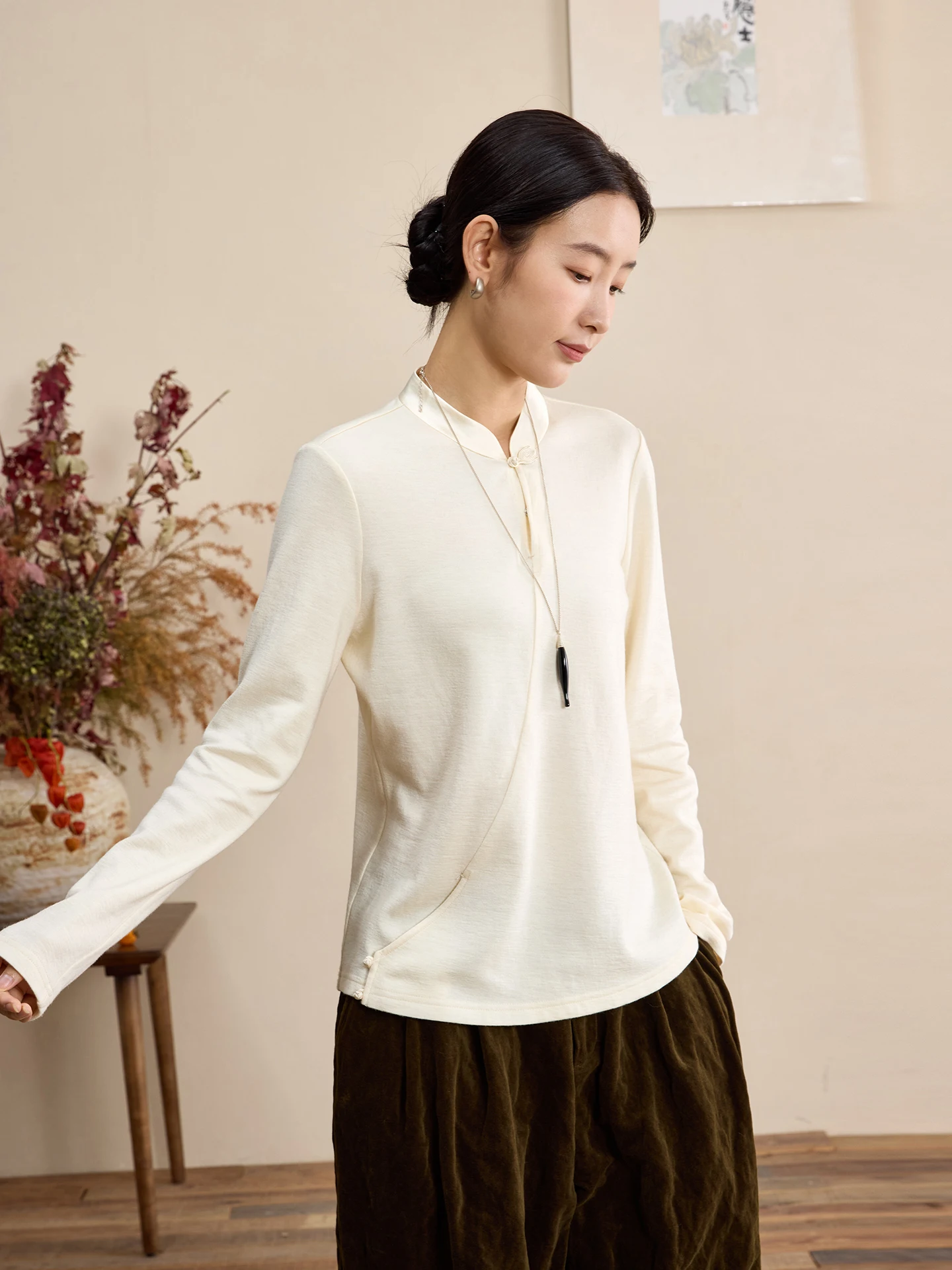 Оригинальная женская футболка из шерстяной смеси шантильи с длинным рукавом, удобная, дышащая, повседневная, с воротником-стойкой и застежкой на пуговицах
Оригинальная женская футболка из шерстяной смеси шантильи с длинным рукавом, удобная, дышащая, повседневная, с воротником-стойкой и застежкой на пуговицах