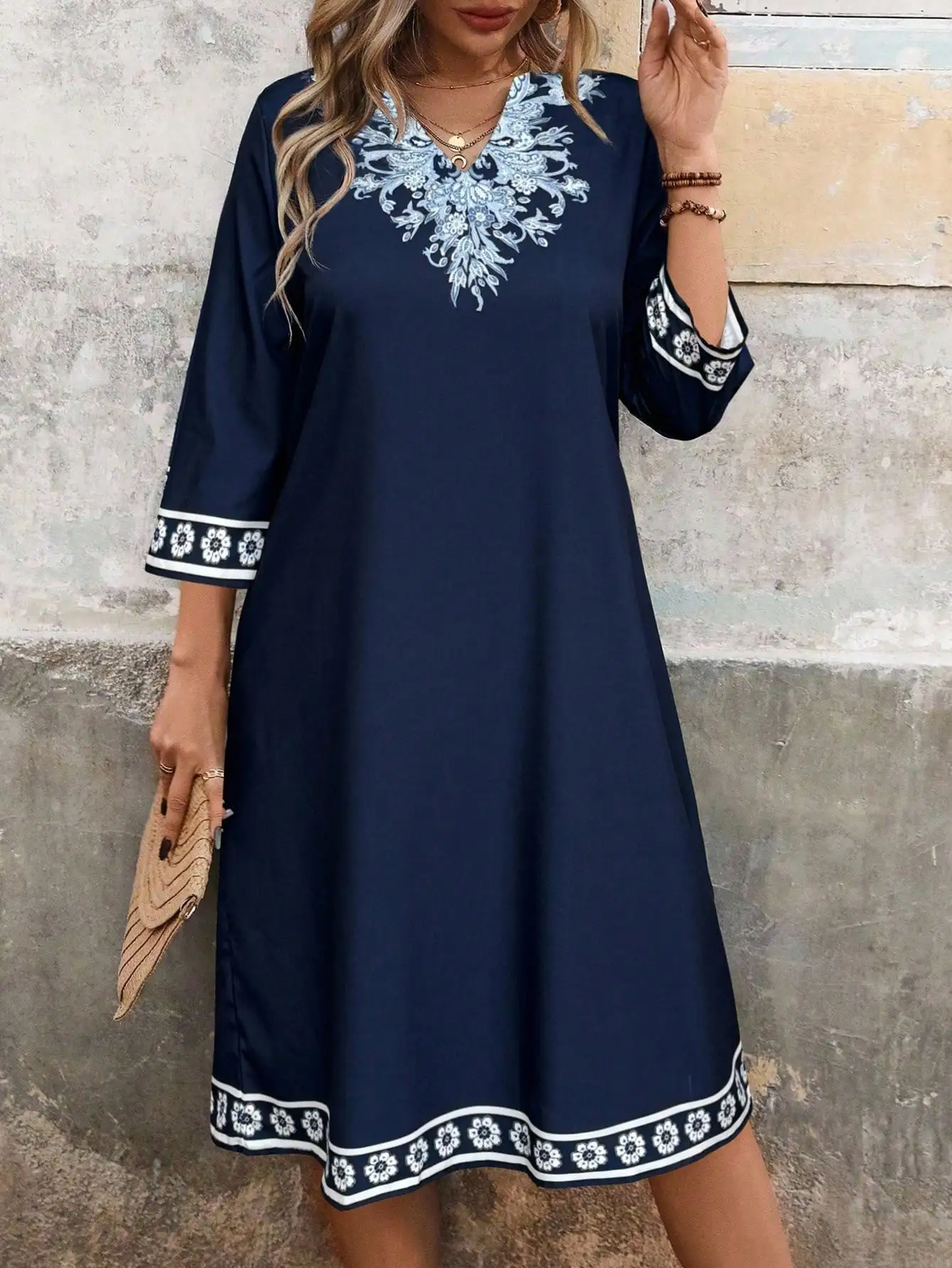 Темно-синее платье А-силуэта с цветочной вышивкой, V-образным вырезом, отделкой на манжетах и подоле
Темно-синее платье А-силуэта с цветочной вышивкой, V-образным вырезом, отделкой на манжетах и подоле