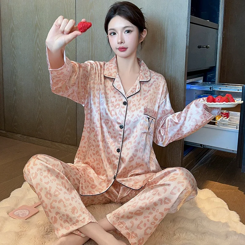 Yujie style high-end light luxury polka dot ice silk satin sleepwear women's long sleeved lapel home clothes two-piece set
Yujie style high-end light luxury polka dot ice silk satin sleepwear women's long sleeved lapel home clothes two-piece set