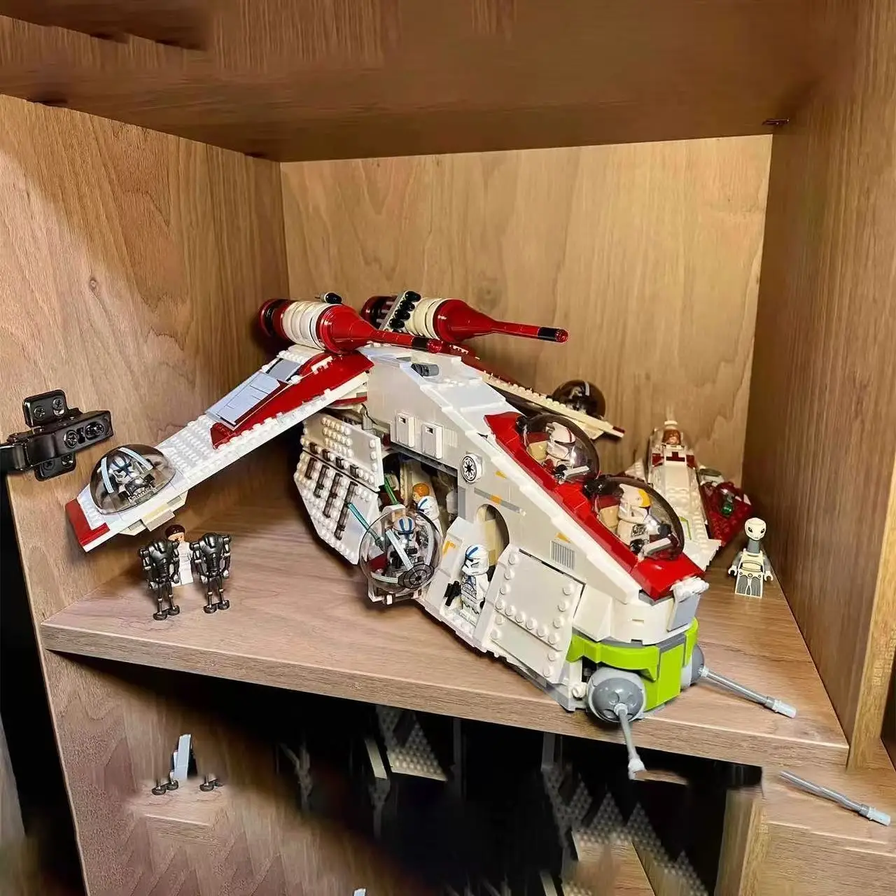 Новая модель боевого космического корабля MOC, 1228 деталей, конструктор для дома, подарок для мальчиков и девочек
Новая модель боевого космического корабля MOC, 1228 деталей, конструктор для дома, подарок для мальчиков и девочек