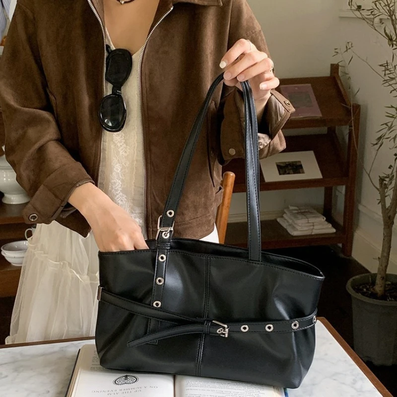 Fashion Large Capacity PU Leather Tote Handbag Bag, Belt Buckle Design Shoulder Bag for Daily Commute
Fashion Large Capacity PU Leather Tote Handbag Bag, Belt Buckle Design Shoulder Bag for Daily Commute