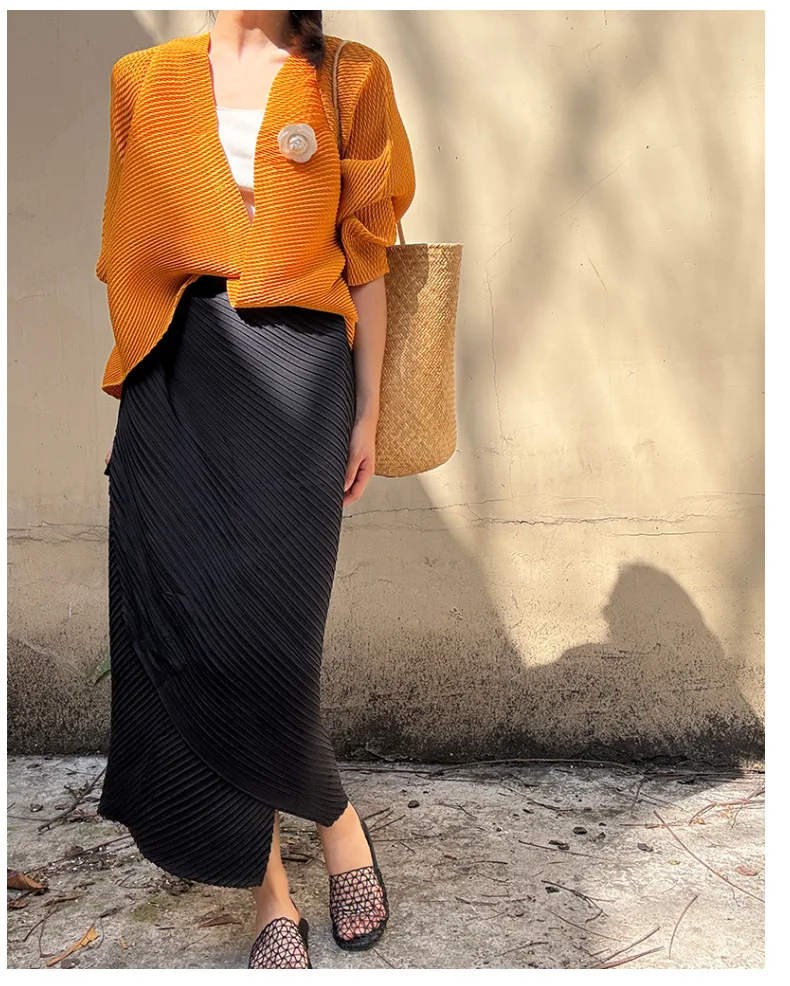 Miyake Pleated New Fashion Design Pleated Half Skirt Women's Black Irregular Split Mid-Length Skirt Textured Half Skirt Pleats
Miyake Pleated New Fashion Design Pleated Half Skirt Women's Black Irregular Split Mid-Length Skirt Textured Half Skirt Pleats