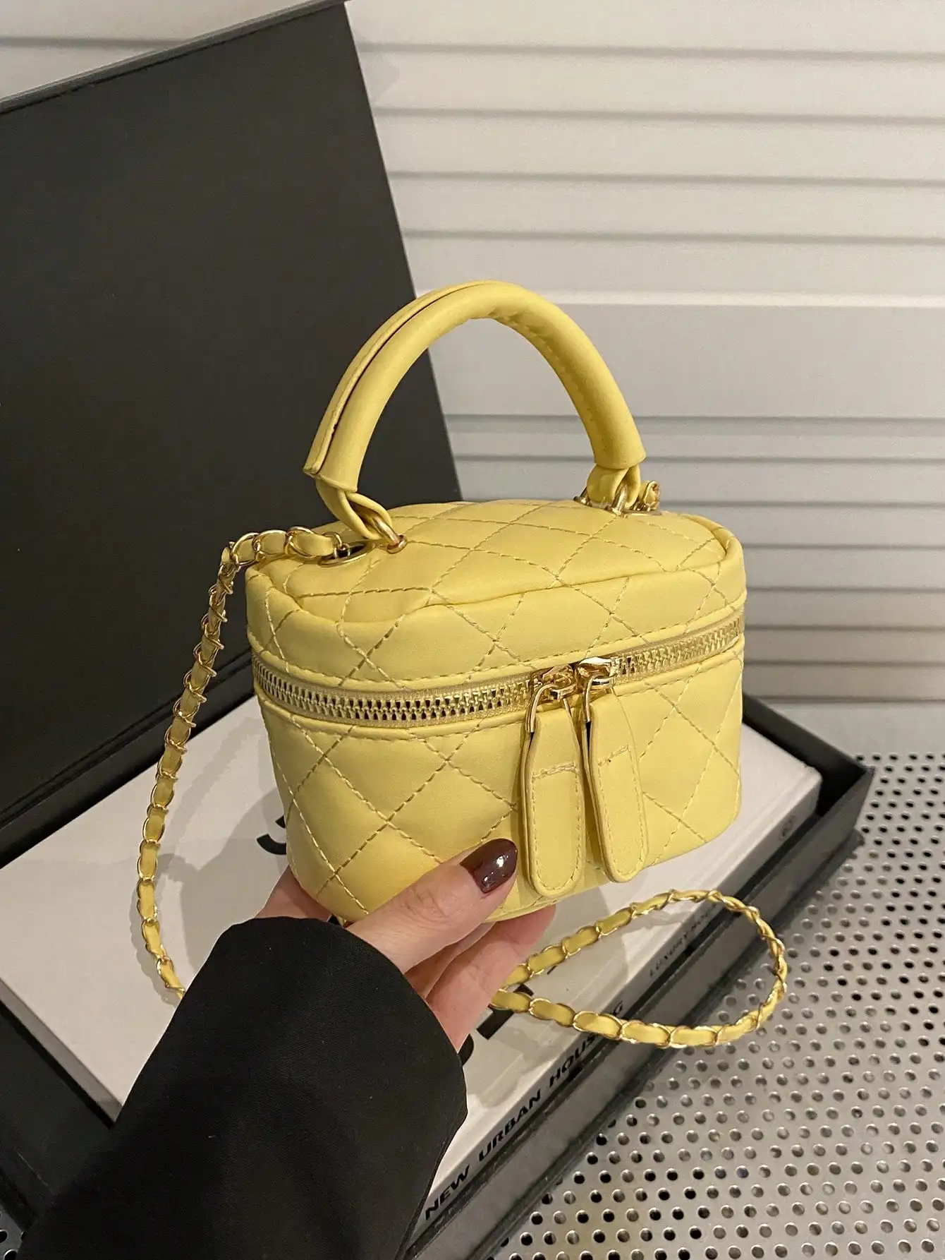 Желтая стеганая мини-сумка с верхней ручкой и золотистым ремешком-цепочкой
Желтая стеганая мини-сумка с верхней ручкой и золотистым ремешком-цепочкой