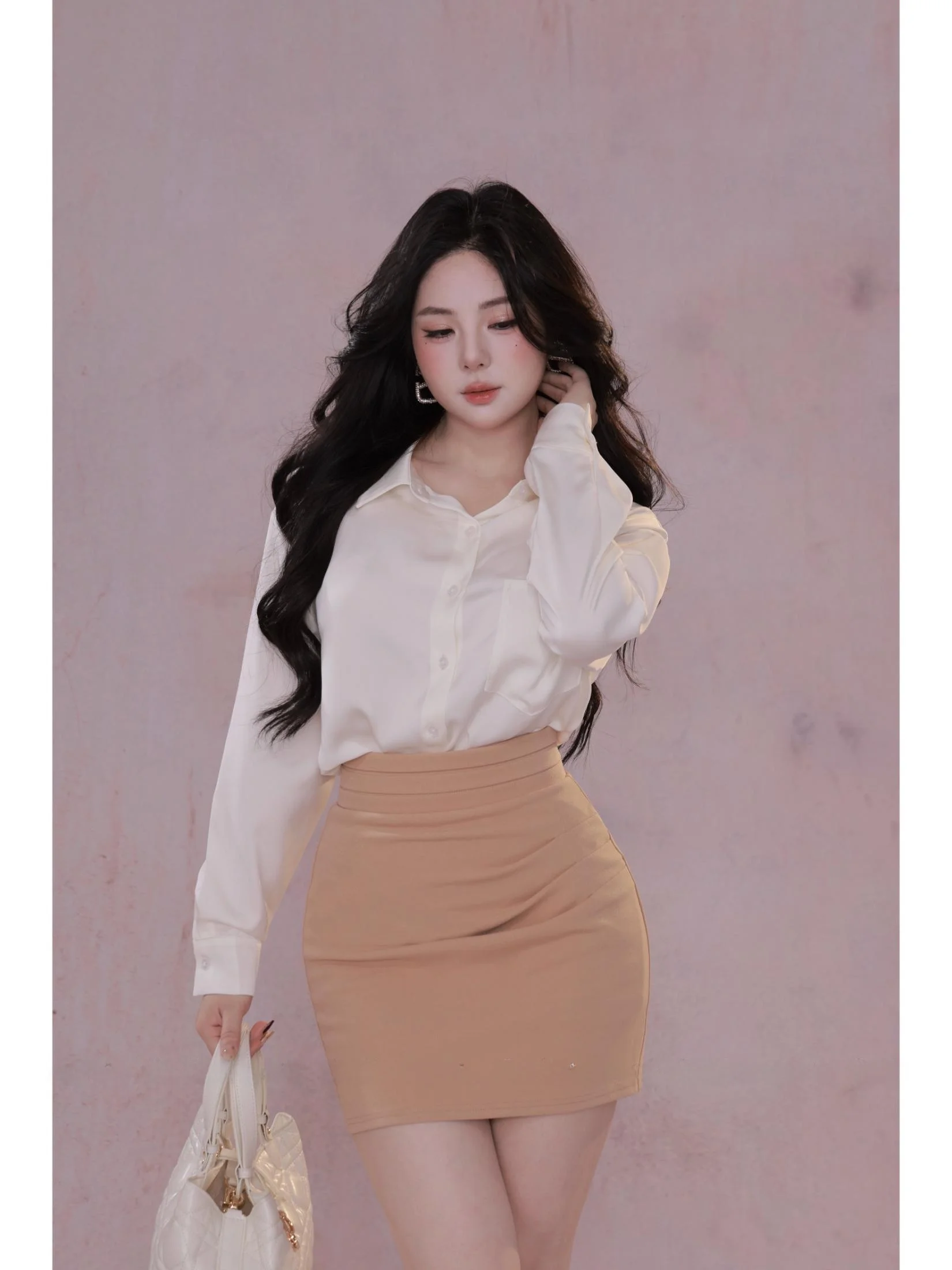 Стильная белая рубашка с длинным рукавом, свободного кроя, тонкая, универсальная, для повседневной носки, во французском стиле, из дышащего полиэстера, приятная к коже.
Стильная белая рубашка с длинным рукавом, свободного кроя, тонкая, универсальная, для повседневной носки, во французском стиле, из дышащего полиэстера, приятная к коже.