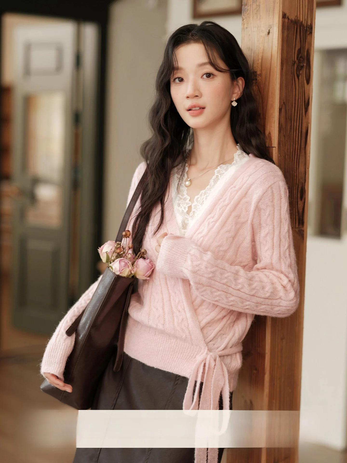 Розовый вязаный свитер с кружевом и жилет с поясом: комплект из двух предметов для женщин, красивый зимний модный комплект из мягкой смеси нейлона, полиэстера и шерсти.
Розовый вязаный свитер с кружевом и жилет с поясом: комплект из двух предметов для женщин, красивый зимний модный комплект из мягкой смеси нейлона, полиэстера и шерсти.