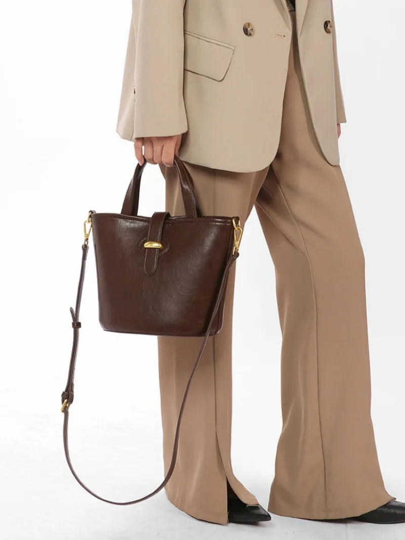 Stereoscopic Large Capacity Simple New Bucket All-match Korea Magnetic Button Moda Clutches Commuter Personalized Messenger Bags
Stereoscopic Large Capacity Simple New Bucket All-match Korea Magnetic Button Moda Clutches Commuter Personalized Messenger Bags
