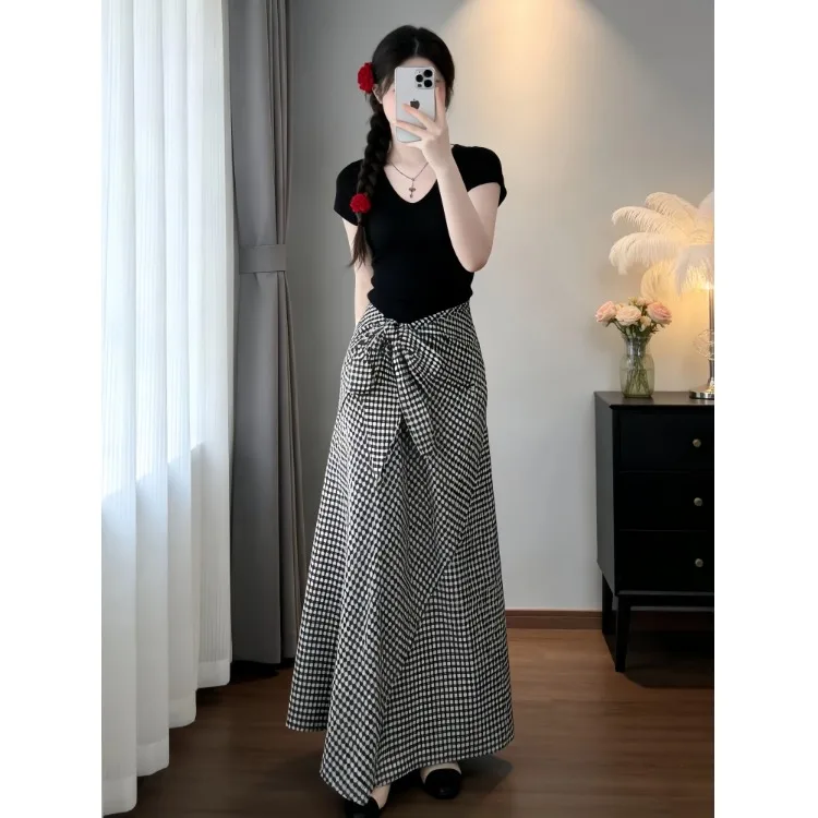 Fashionable Korean Style V-Neck Short Sleeve Top And Half-Length Skirt Two-Piece Set Summer Wear Breathable And Comfortable
Fashionable Korean Style V-Neck Short Sleeve Top And Half-Length Skirt Two-Piece Set Summer Wear Breathable And Comfortable