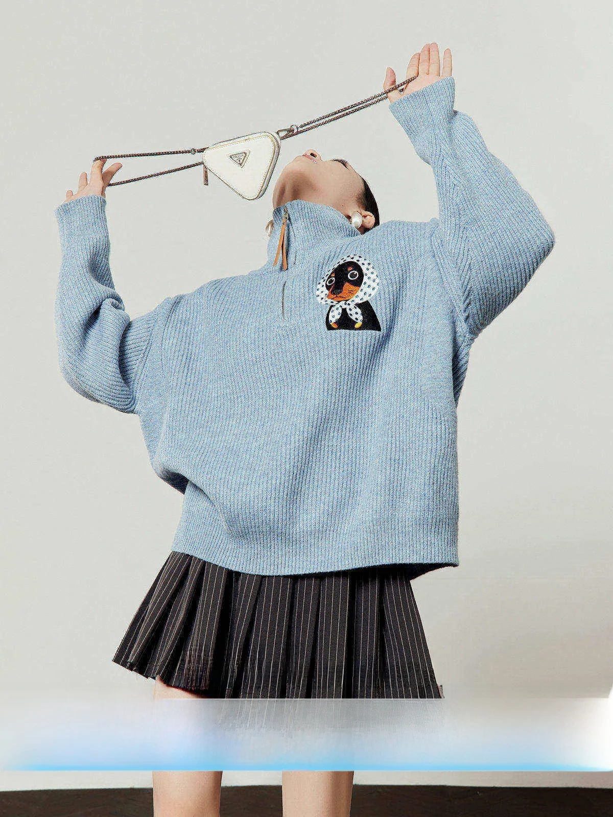 Синий вязаный свитер с вышивкой в виде животных, женский, весна 2026, новинка, утепленный, с воротником-стойкой, длинный рукав
Синий вязаный свитер с вышивкой в виде животных, женский, весна 2026, новинка, утепленный, с воротником-стойкой, длинный рукав