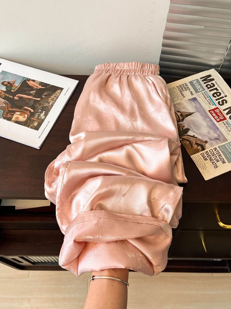 Розовые атласные повседневные брюки с вышивкой, женские летние свободные драпированные брюки с высокой талией, новые китайские прямые широкие брюки
Розовые атласные повседневные брюки с вышивкой, женские летние свободные драпированные брюки с высокой талией, новые китайские прямые широкие брюки