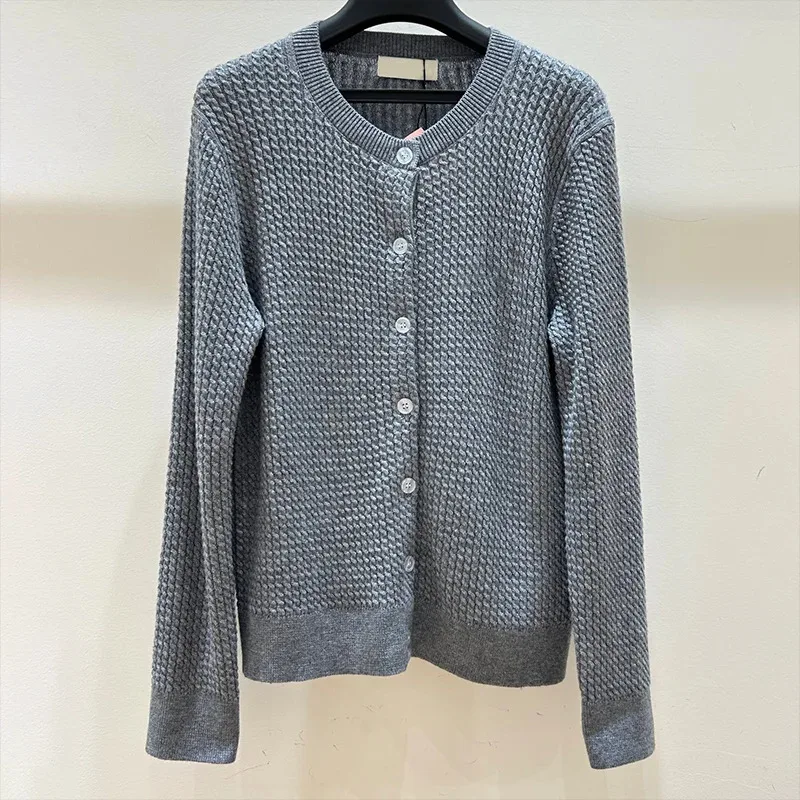 High-quality women's knitted sweater with round neck and single row fastening,open collar design cardigan 25426111 
High-quality women's knitted sweater with round neck and single row fastening,open collar design cardigan 25426111