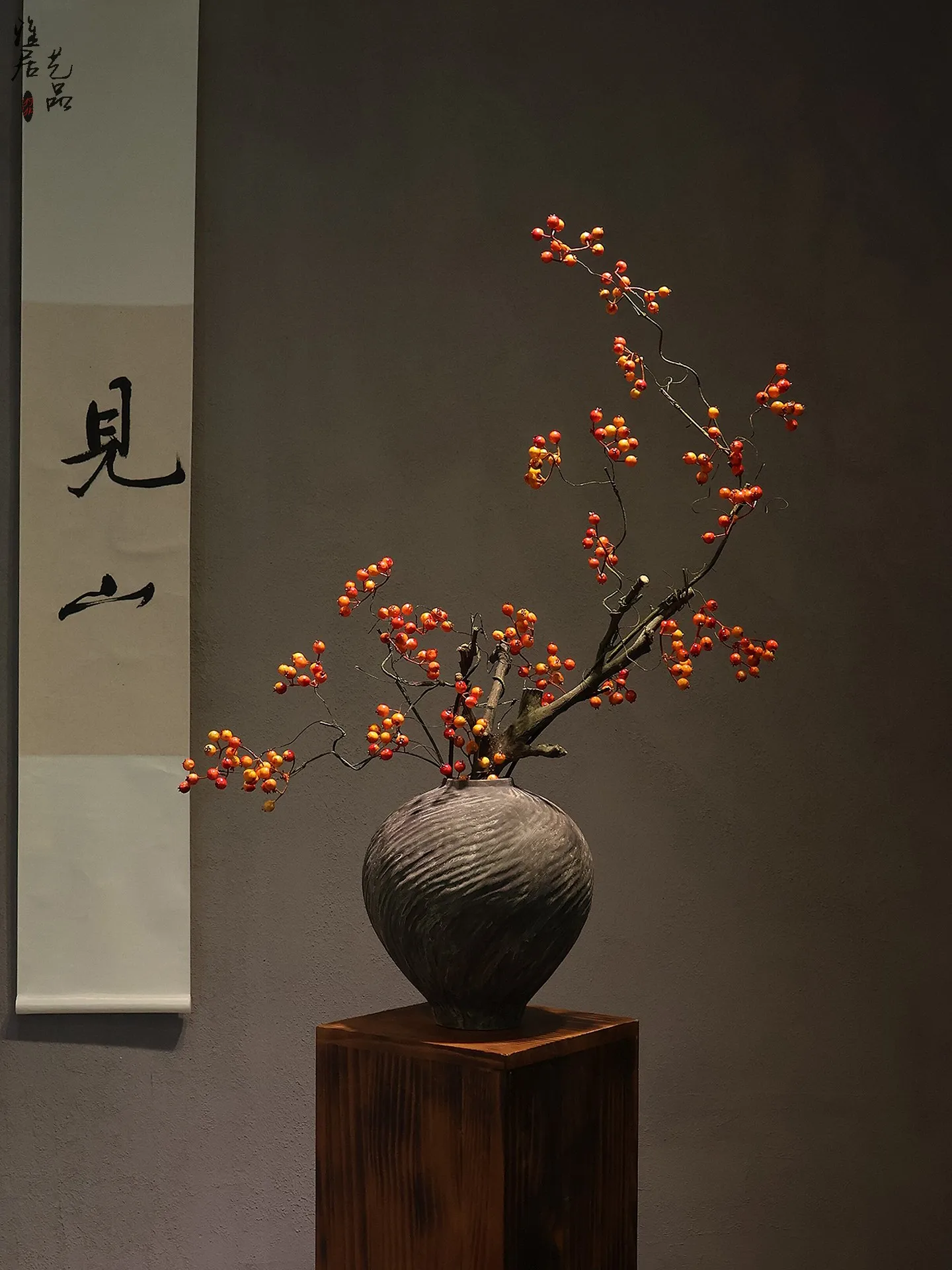 Винтажная ваза в стиле дзен из состаренной глины для декора стола в прихожей отеля или гостевого дома, в эстетике династии Сун
Винтажная ваза в стиле дзен из состаренной глины для декора стола в прихожей отеля или гостевого дома, в эстетике династии Сун