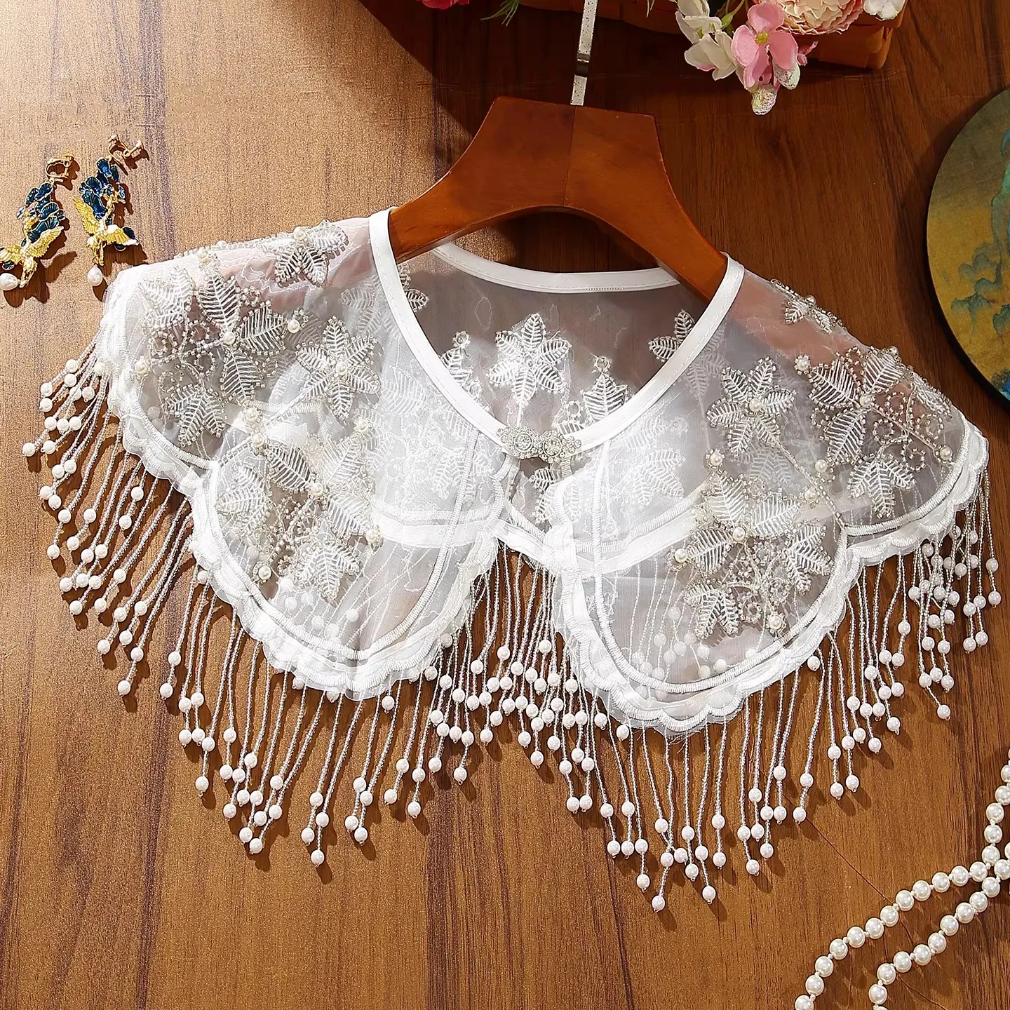 Women's Vintage Pearl Beaded Embroidery White Tassel Pashmina Female Chinese Style Show Cosplay Party Shawl Cloak Collar R2323
Women's Vintage Pearl Beaded Embroidery White Tassel Pashmina Female Chinese Style Show Cosplay Party Shawl Cloak Collar R2323