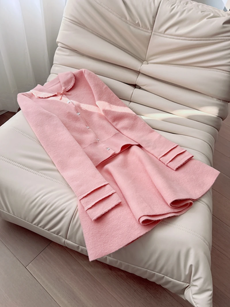 Корейский комплект из двух предметов: вязаный топ с воротником-стойкой и короткая юбка с высокой талией.
Корейский комплект из двух предметов: вязаный топ с воротником-стойкой и короткая юбка с высокой талией.