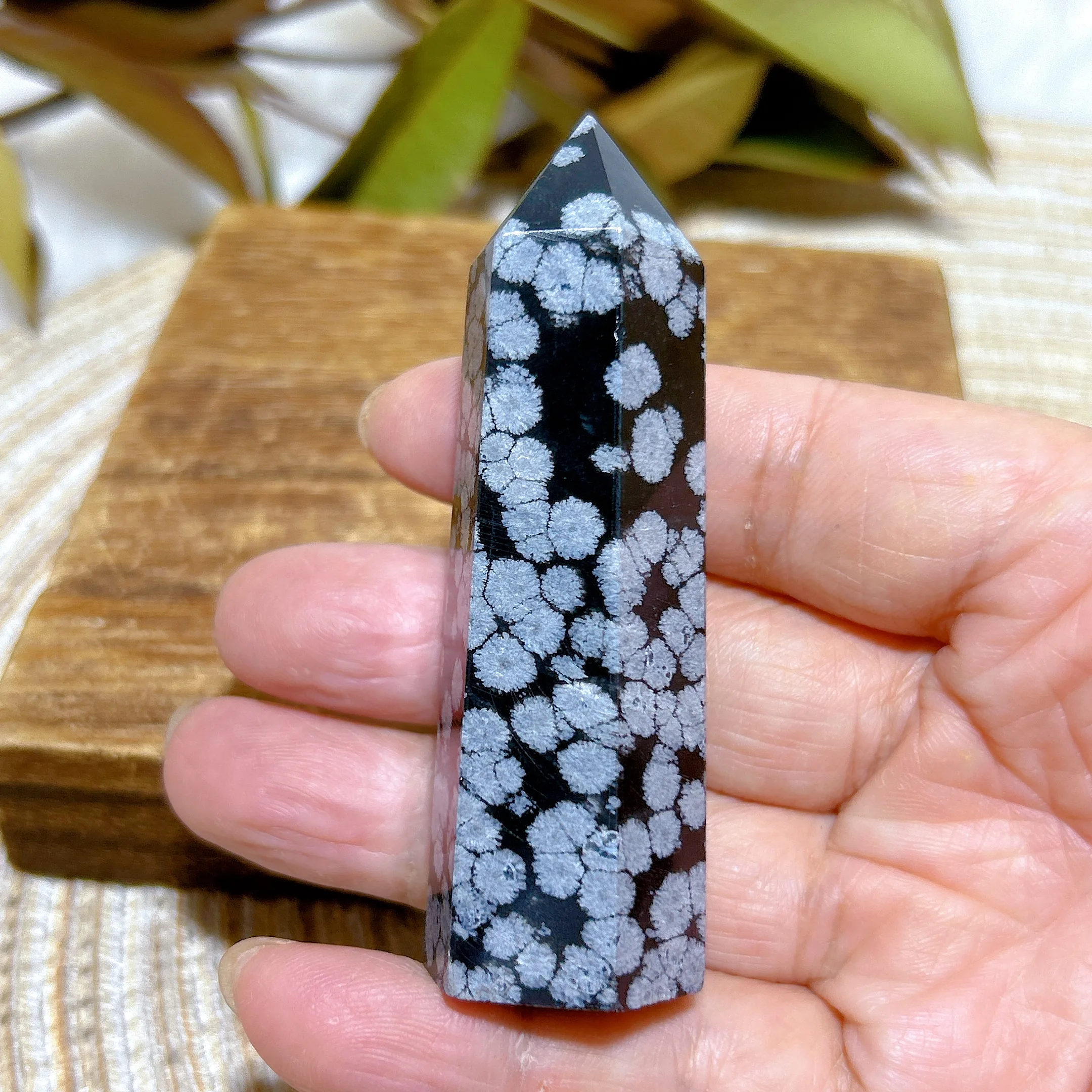 Healing Natural Crystal Snowflake Obsidian Tower Energy Ornament Gemstones High Quality Home Decorations Room Decro Gift
Healing Natural Crystal Snowflake Obsidian Tower Energy Ornament Gemstones High Quality Home Decorations Room Decro Gift