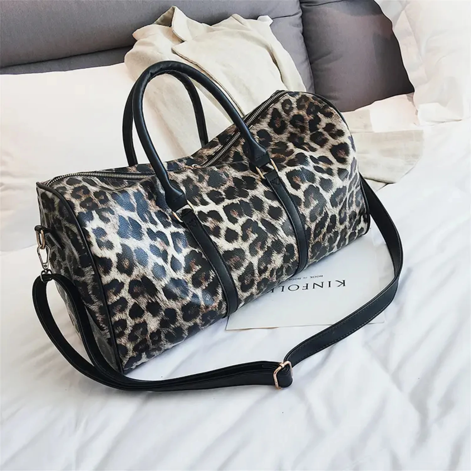 Large capacity stylish leopard pattern travel storage bag with adjustable strap and zipper closure - Ideal luggage handbag for a
Large capacity stylish leopard pattern travel storage bag with adjustable strap and zipper closure - Ideal luggage handbag for a