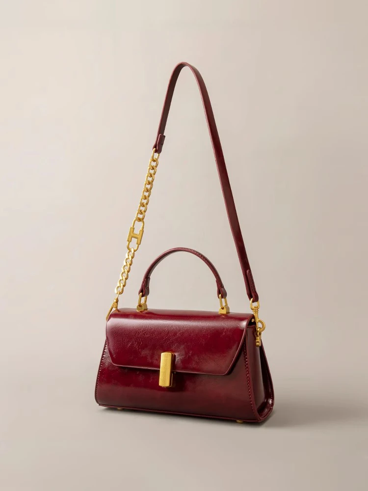 Luxury Women's Shoulder Bag - Vintage Waxed Leather Crossbody Purse with Chain, Stylish Small Square Underarm Bag for Daily Use
Luxury Women's Shoulder Bag - Vintage Waxed Leather Crossbody Purse with Chain, Stylish Small Square Underarm Bag for Daily Use