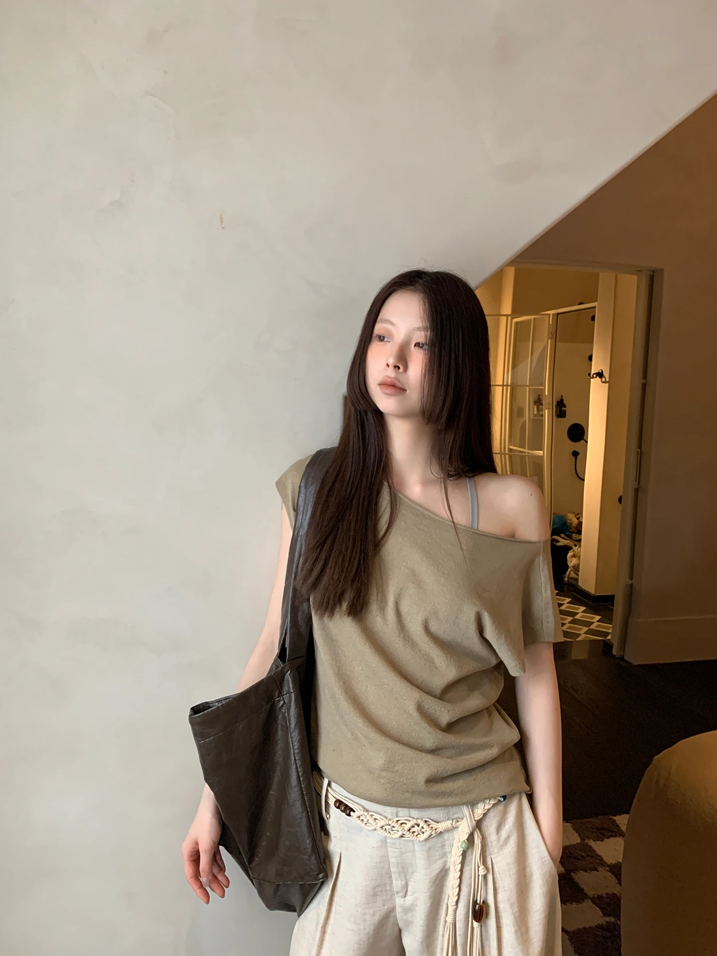 Красная трикотажная футболка с открытыми плечами для молодых женщин, летняя, простая, однотонная, прямого кроя, для повседневной носки
Красная трикотажная футболка с открытыми плечами для молодых женщин, летняя, простая, однотонная, прямого кроя, для повседневной носки