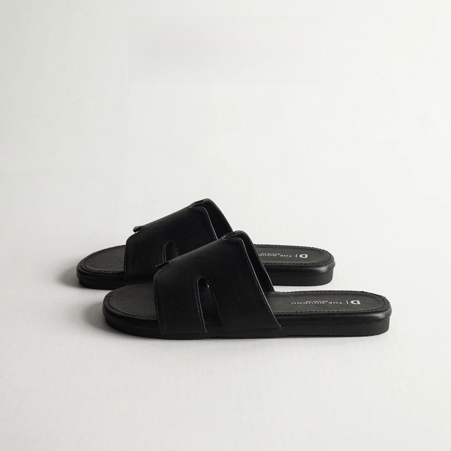 Black Leather Slip-On Casual Flat Bottom Commuter Sandals Summer 2026 Outdoor Wear Anti-Slip Beach Casual Sandals
Black Leather Slip-On Casual Flat Bottom Commuter Sandals Summer 2026 Outdoor Wear Anti-Slip Beach Casual Sandals