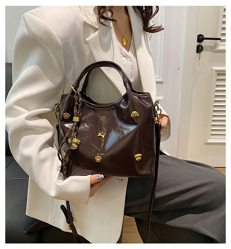 Stylish Women’s PU Leather Messenger Bag 2025 Cute Niche Design Tote with Rivets Large Capacity Work Commute Casual Shoulder Bag
Stylish Women’s PU Leather Messenger Bag 2025 Cute Niche Design Tote with Rivets Large Capacity Work Commute Casual Shoulder Bag