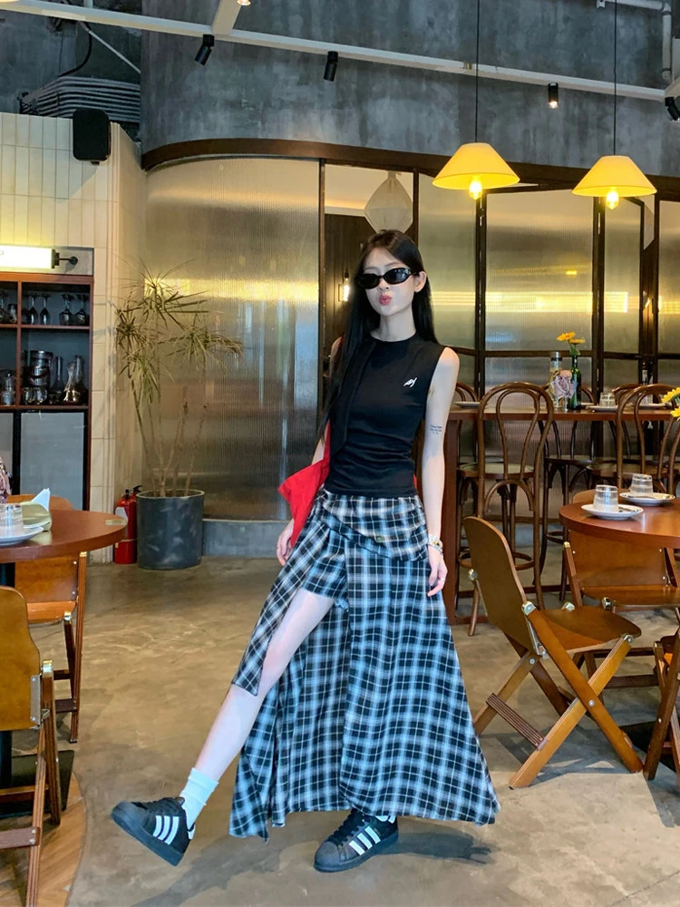 Retro Embroidered round Neck Strap Vest And Plaid Split A-Line Skirt Two-Piece Set Women Summer Fashion Casual Wear
Retro Embroidered round Neck Strap Vest And Plaid Split A-Line Skirt Two-Piece Set Women Summer Fashion Casual Wear