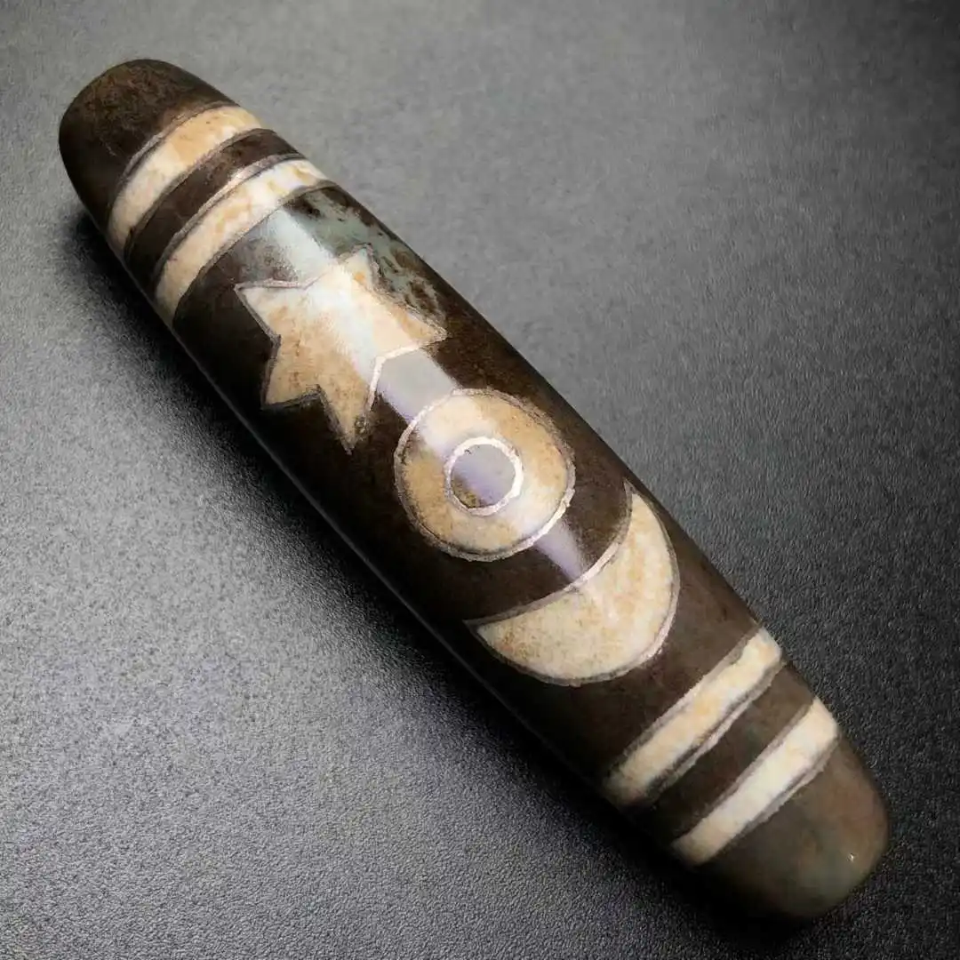 Подвеска из старинного металла с серебряной проволокой, изображающая солнце, луну, звезды и небесные бусины.
Подвеска из старинного металла с серебряной проволокой, изображающая солнце, луну, звезды и небесные бусины.