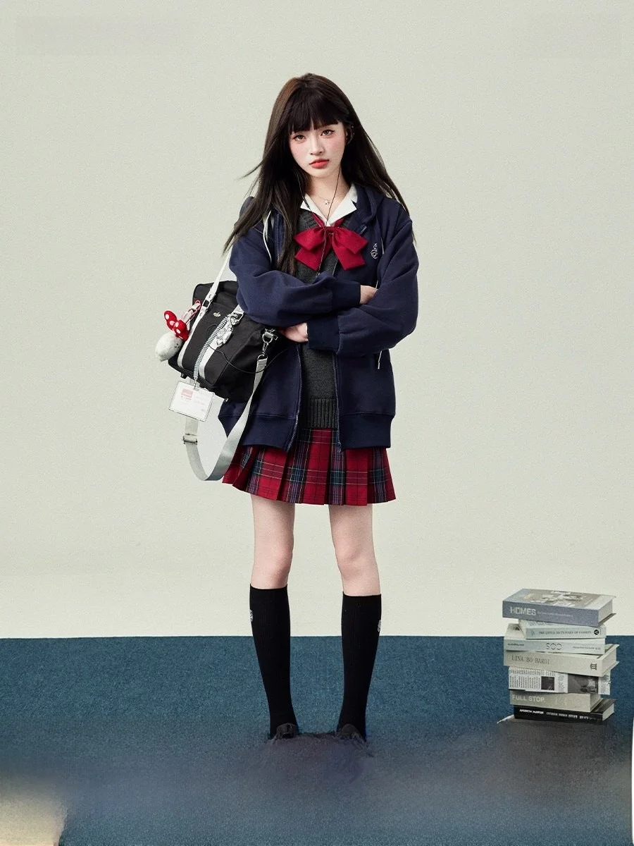 Оригинальный женский повседневный комплект Jk Long Sve: свитшот на молнии и брюки, цвет эмали, в университетском стиле, осенняя коллекция
Оригинальный женский повседневный комплект Jk Long Sve: свитшот на молнии и брюки, цвет эмали, в университетском стиле, осенняя коллекция