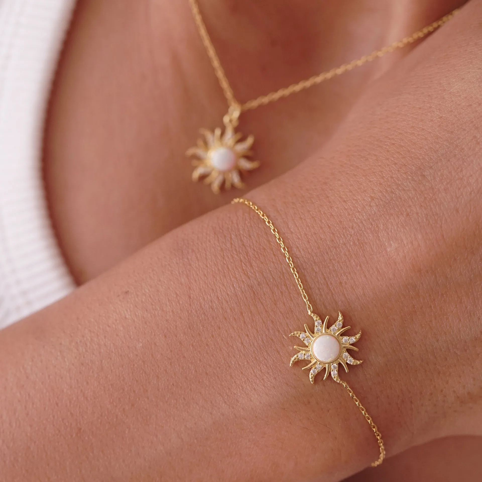 Sunflower Opal Bracelet Women Retro Dopamine Barbie Style with Opal Pendant and Zirconia
Sunflower Opal Bracelet Women Retro Dopamine Barbie Style with Opal Pendant and Zirconia