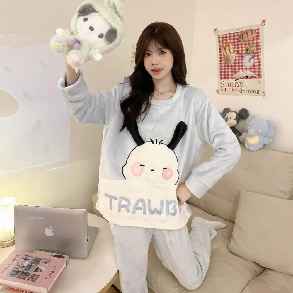 Аниме зимний пижамный костюм из 2 предметов Pochacco, женский кавайный теплый коралловый бархат, брюки с длинными рукавами с героями мультфильмов, студенческая домашняя одежда для девочек
Аниме зимний пижамный костюм из 2 предметов Pochacco, женский кавайный теплый коралловый бархат, брюки с длинными рукавами с героями мультфильмов, студенческая домашняя одежда для девочек