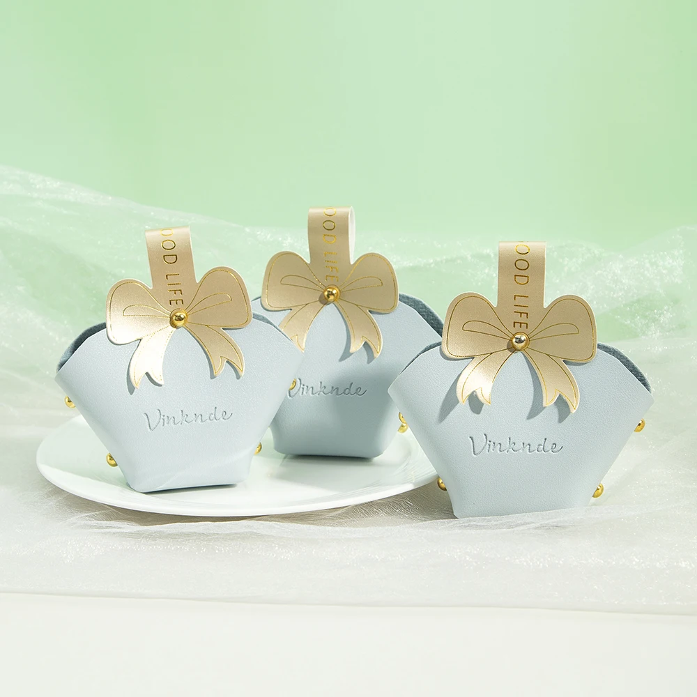 Light Blue 14x9x6cm Leather Jewelry Handbag With Gold Bowknot Wedding Favors Gift Candy Basket Bag Portable Travel Storage Pouch
Light Blue 14x9x6cm Leather Jewelry Handbag With Gold Bowknot Wedding Favors Gift Candy Basket Bag Portable Travel Storage Pouch