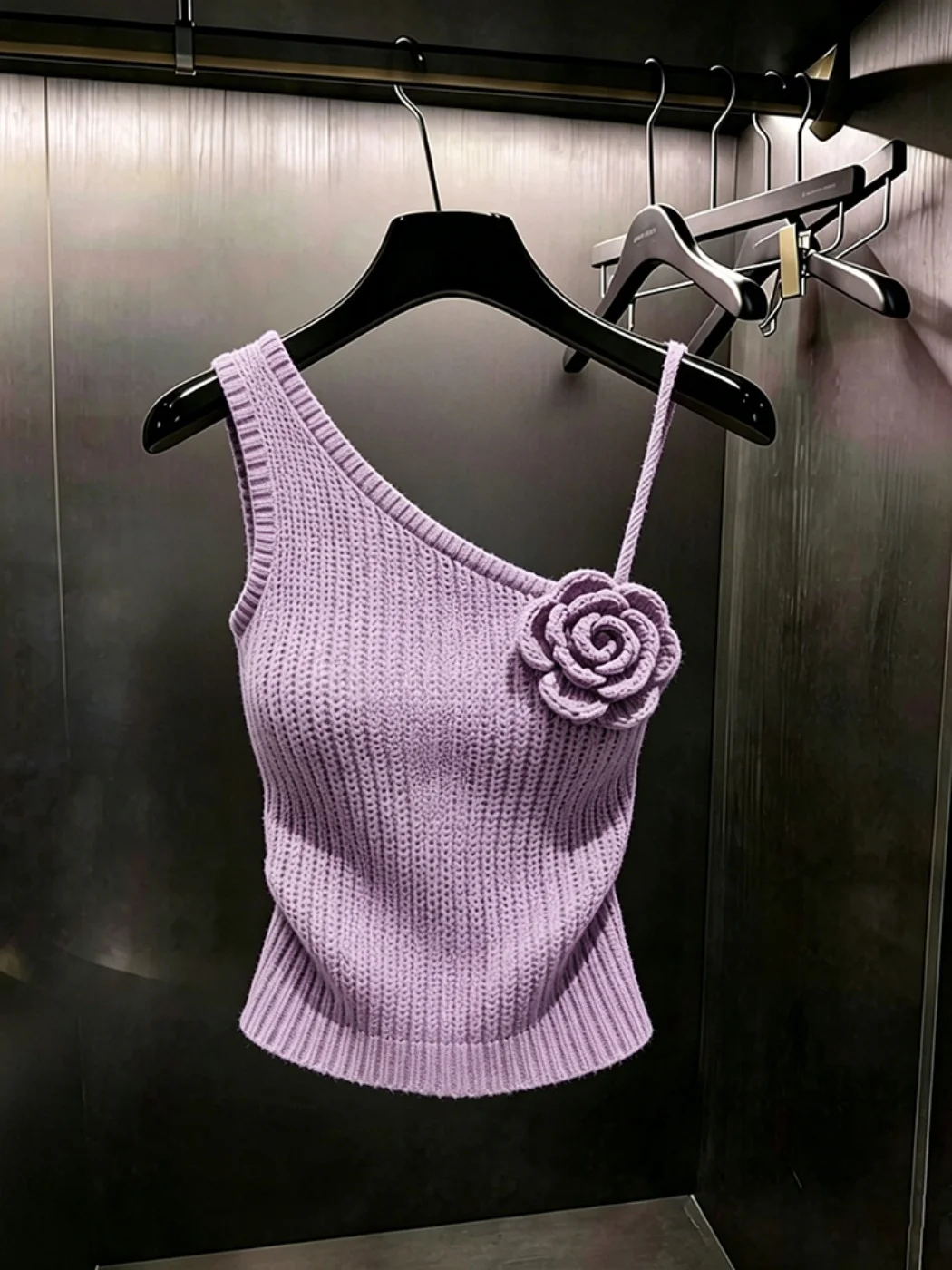 Elegant Purple Knitted Top Summer Minimalist Pure Desire Flower Strap Vest Gentle Quality Commute Style Embroidered Slim Fit
Elegant Purple Knitted Top Summer Minimalist Pure Desire Flower Strap Vest Gentle Quality Commute Style Embroidered Slim Fit