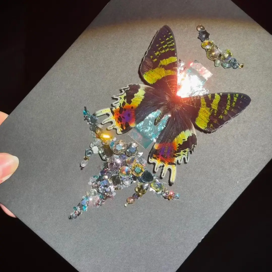 2151 Luxury Gemstone Encrusted Sunset Moth Framed Art Artificial Resin Craft Handmade Unique Wall Decor Ornament for Art Lovers
2151 Luxury Gemstone Encrusted Sunset Moth Framed Art Artificial Resin Craft Handmade Unique Wall Decor Ornament for Art Lovers