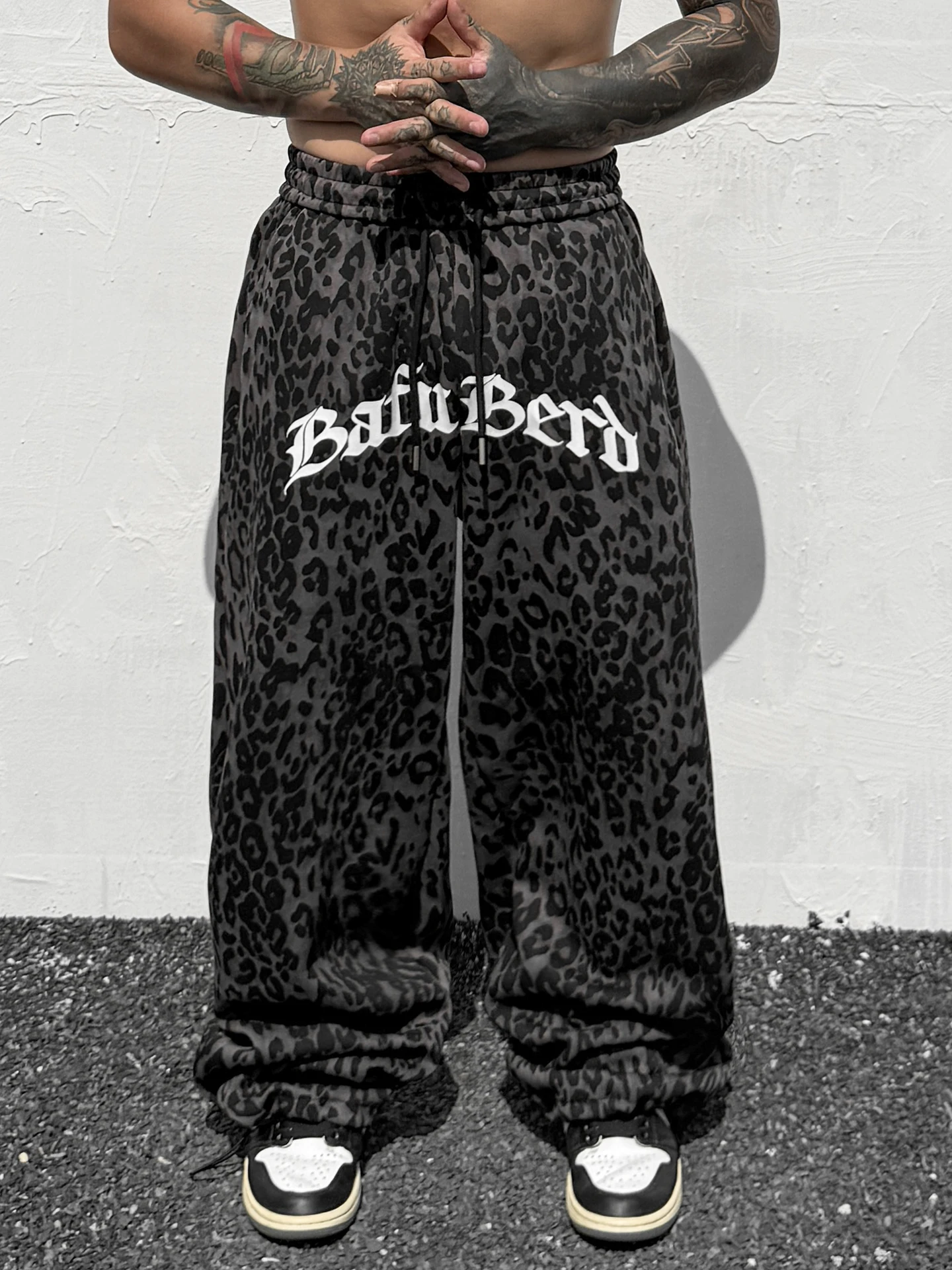 Trendy American Retro Leopard Print Casual Pants Men Loose 2025 New High Street Faion Brand Floor-Length Sweatpants
Trendy American Retro Leopard Print Casual Pants Men Loose 2025 New High Street Faion Brand Floor-Length Sweatpants