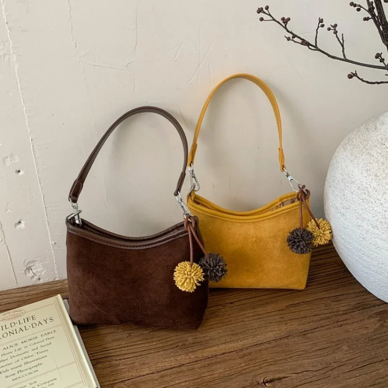 Fashionable Women's Handbag Made Of Quality Leather Boasting Popular Classic Style
Fashionable Women's Handbag Made Of Quality Leather Boasting Popular Classic Style