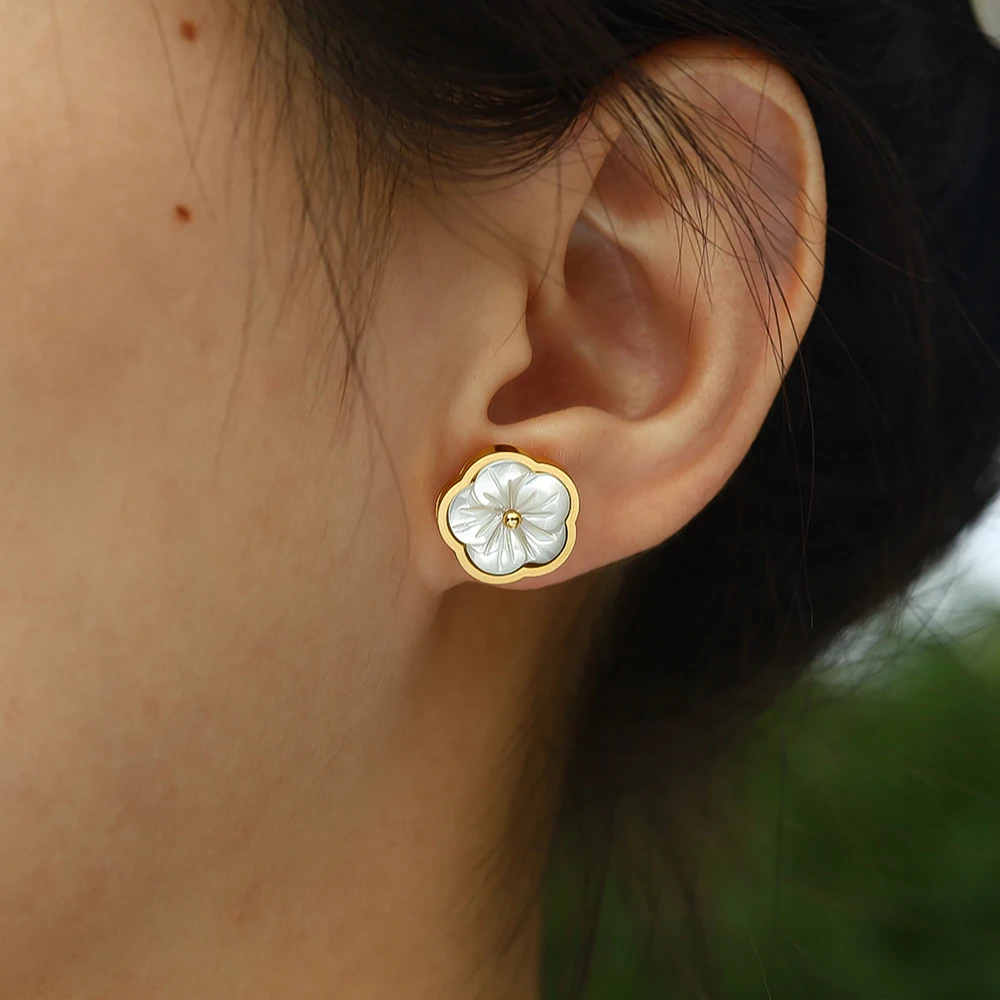 WILD & FREE 18K Gold Plated Stainless Steel Flower Stud Earrings for Women White Shell Retro Aesthetic Trendy Jewelry
WILD & FREE 18K Gold Plated Stainless Steel Flower Stud Earrings for Women White Shell Retro Aesthetic Trendy Jewelry