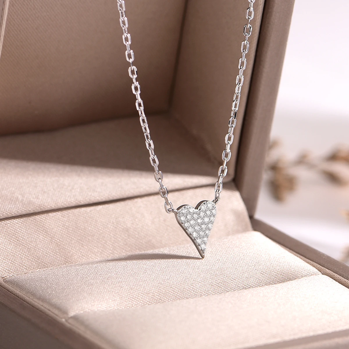 Серебряное колье S925 с покрытием из белого золота 18K, полностью инкрустированное муассанитом в форме сердца, 0.15 карата, подарок для женщин.
Серебряное колье S925 с покрытием из белого золота 18K, полностью инкрустированное муассанитом в форме сердца, 0.15 карата, подарок для женщин.