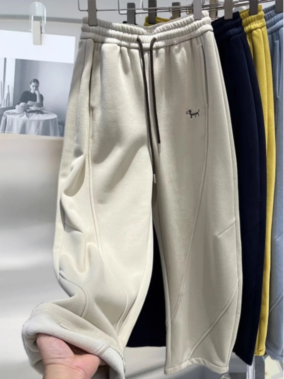 Embroidered Fleece Lined Casual Wide Leg Pants High Waist Loose Banana Pants Versatile Small Stature Thick Wide Leg Sweatpants
Embroidered Fleece Lined Casual Wide Leg Pants High Waist Loose Banana Pants Versatile Small Stature Thick Wide Leg Sweatpants