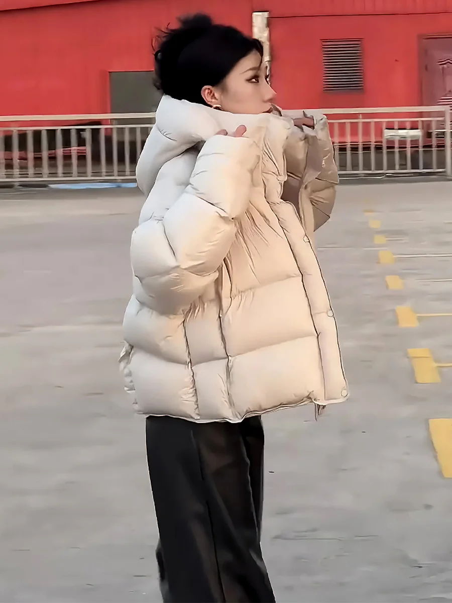 Женская короткая белая пуховая куртка с капюшоном на шнурке, теплая, модная, зимняя, для повседневной носки, со съемным капюшоном
Женская короткая белая пуховая куртка с капюшоном на шнурке, теплая, модная, зимняя, для повседневной носки, со съемным капюшоном